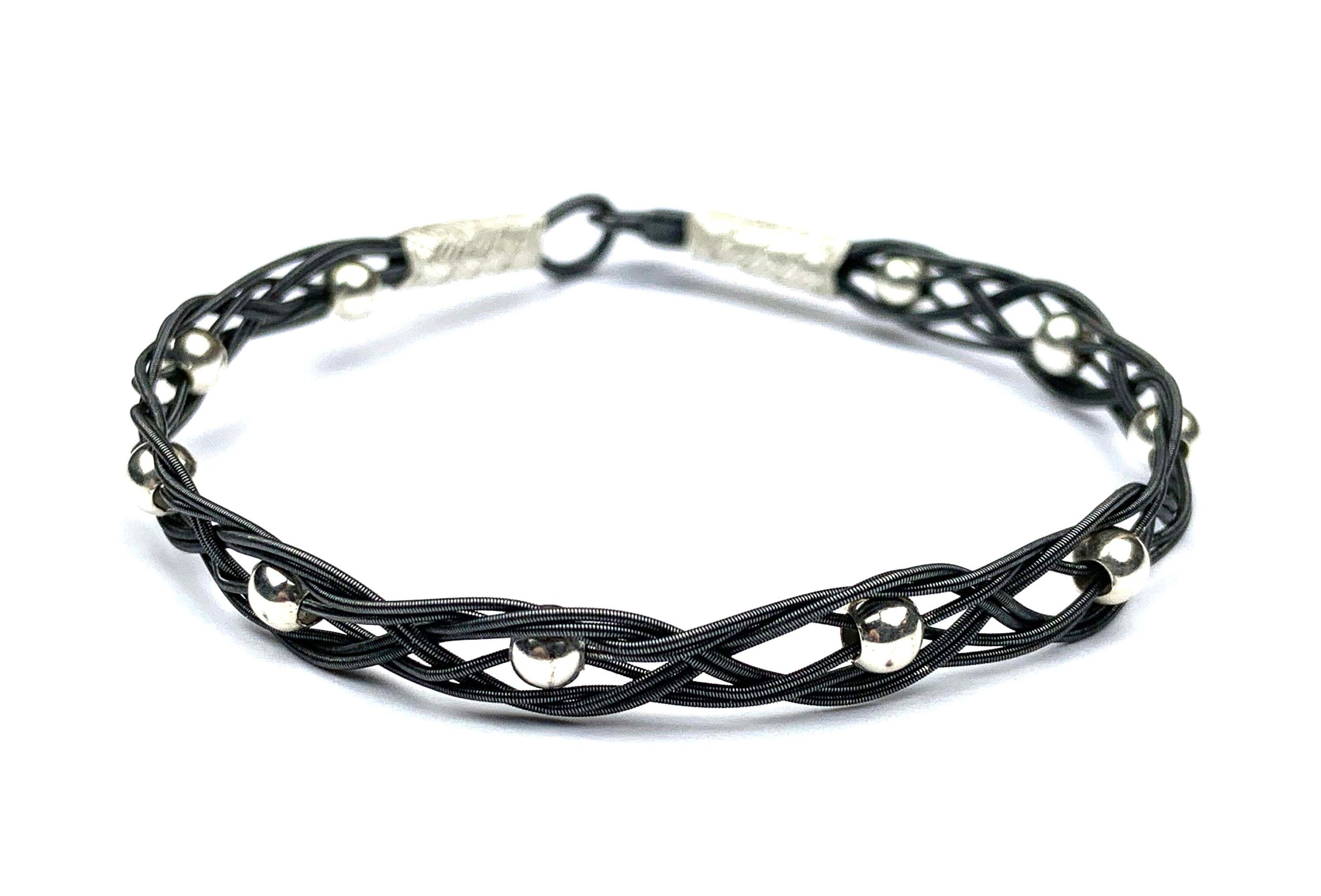 Are you searching for the best gift for your loved ones this Mother’s Day? Check out our selection of silver gifts that are perfect for every woman. From minimalist bracelets to woven bracelets, we have something for everyone!