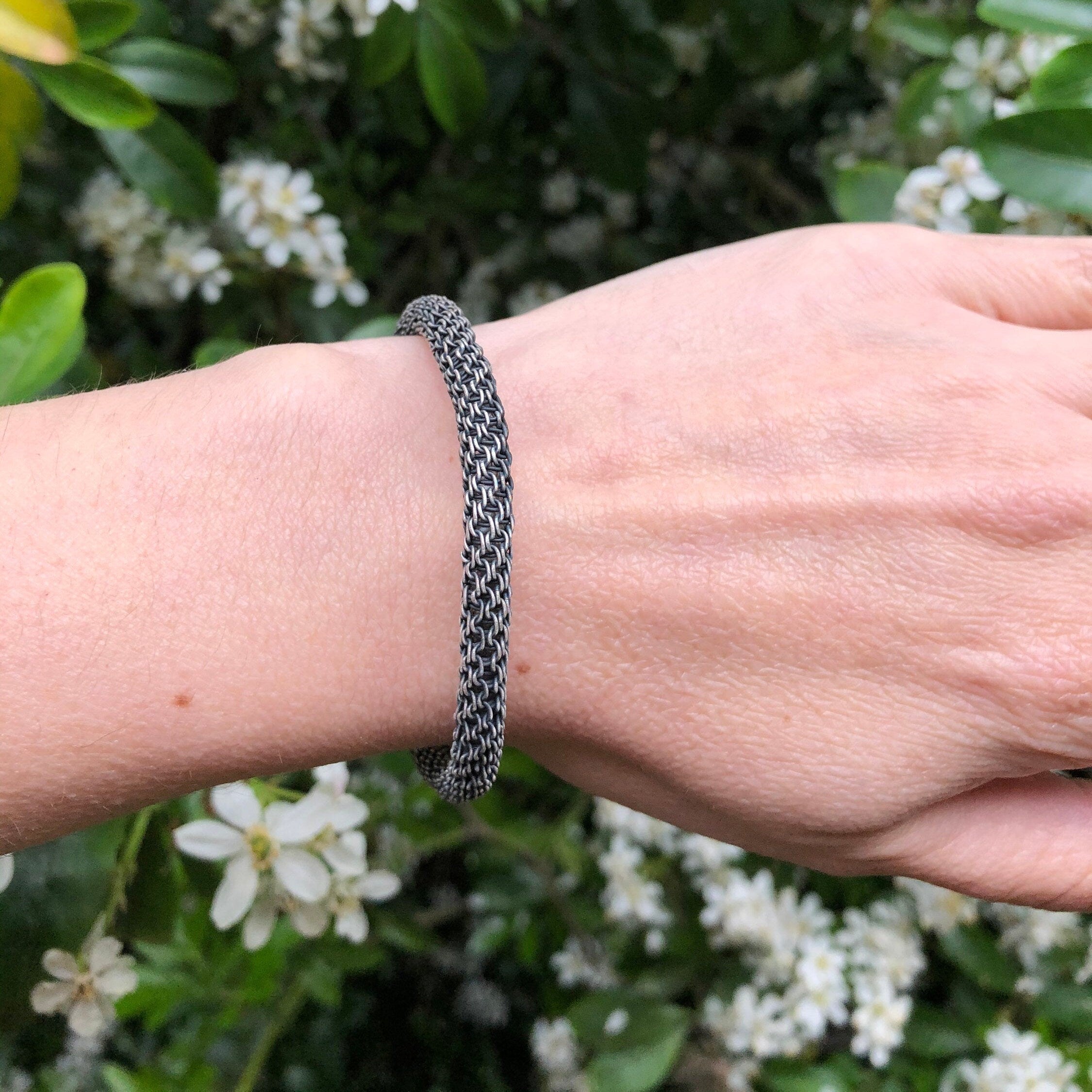 Taking care of yourself is essential, but sometimes it's nice to take a break and relax with a beautiful piece of jewelry. Our range of braided bracelet is just the thing for you! Made with love, it's sure to bring a touch