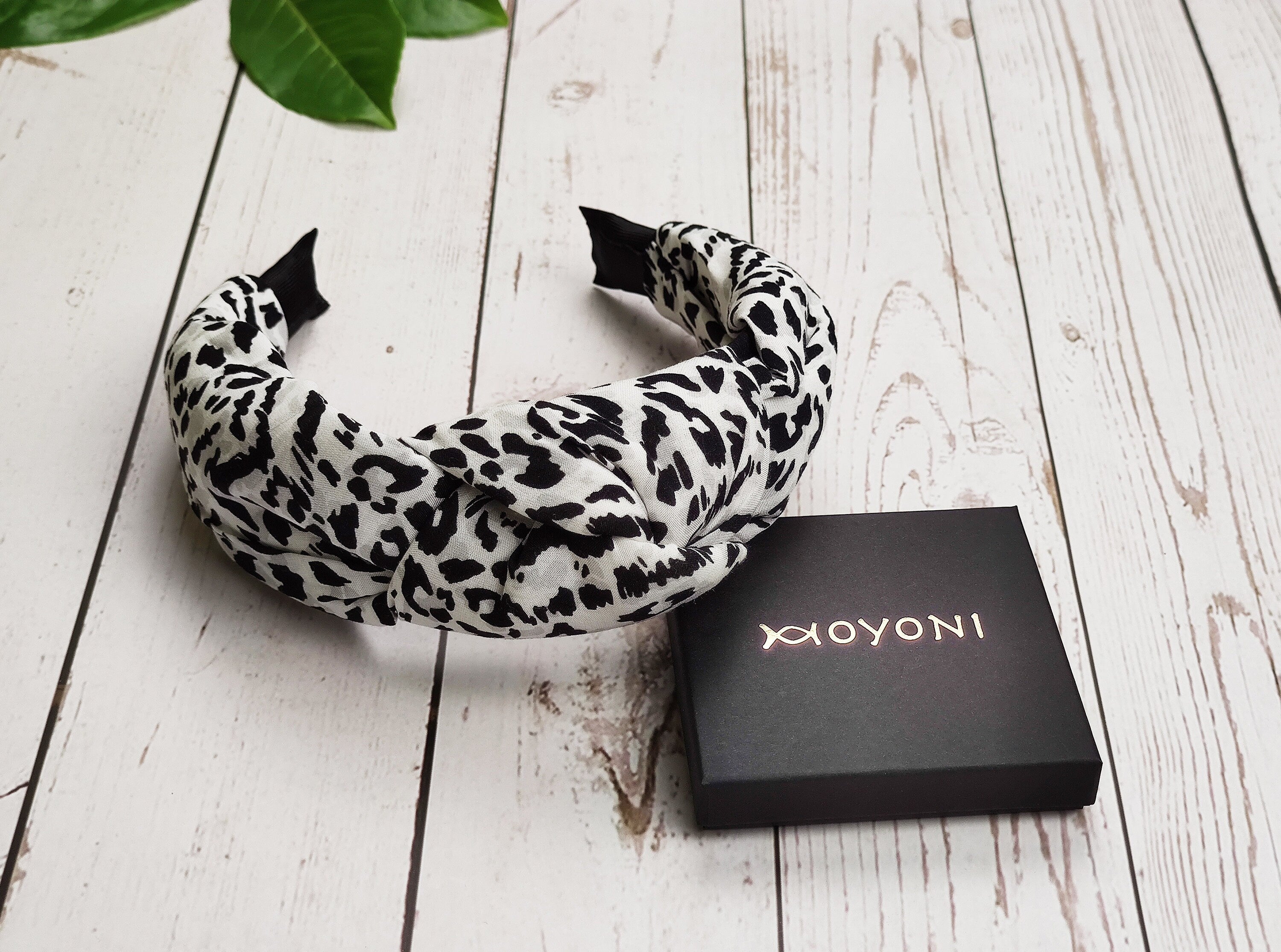 Stay comfortable and stylish all day long with this padded knotted headband, made from soft viscose fabric.
