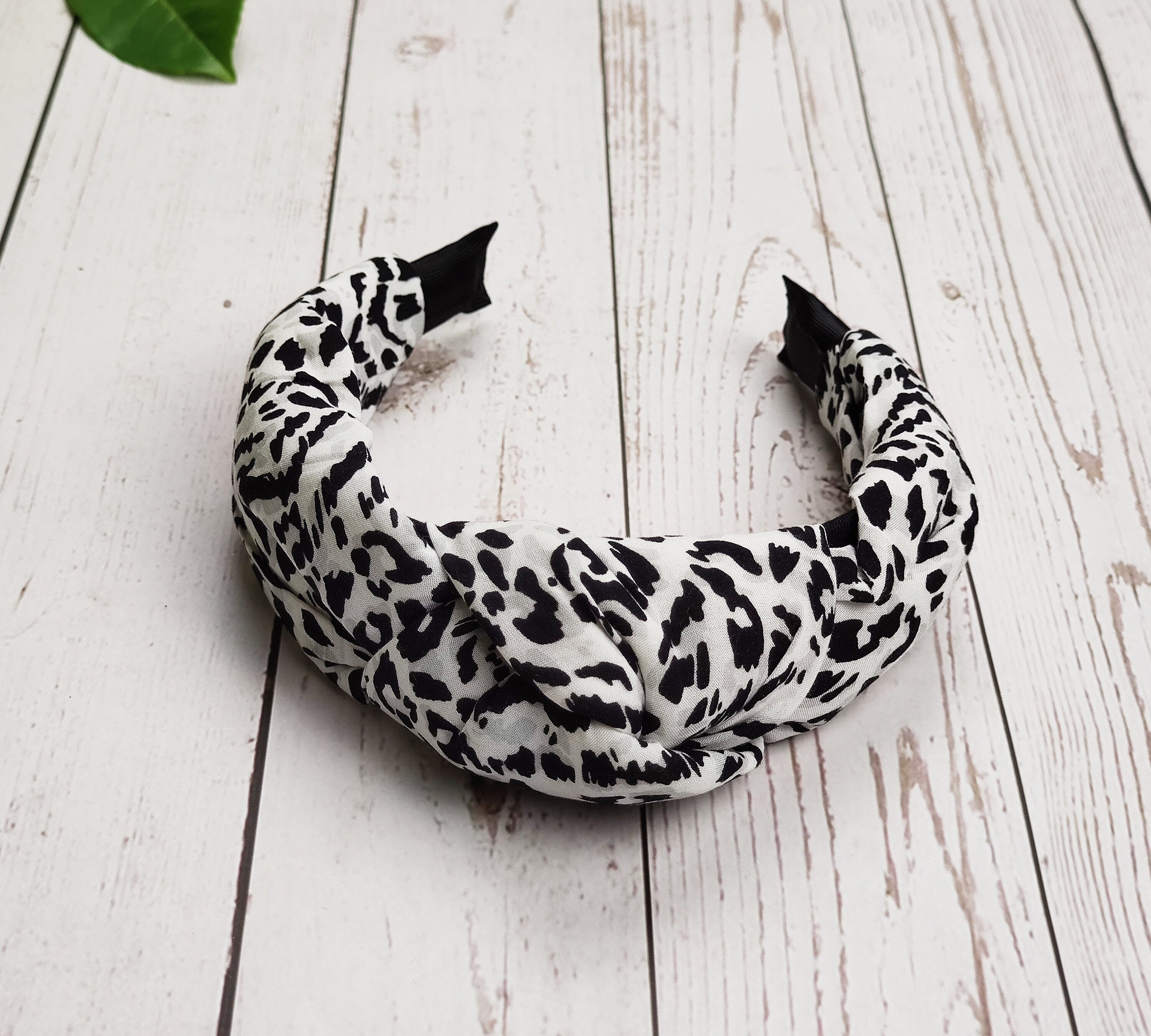 The ultimate hair accessory for fashion-forward women - a stylish leopard print knotted headband.