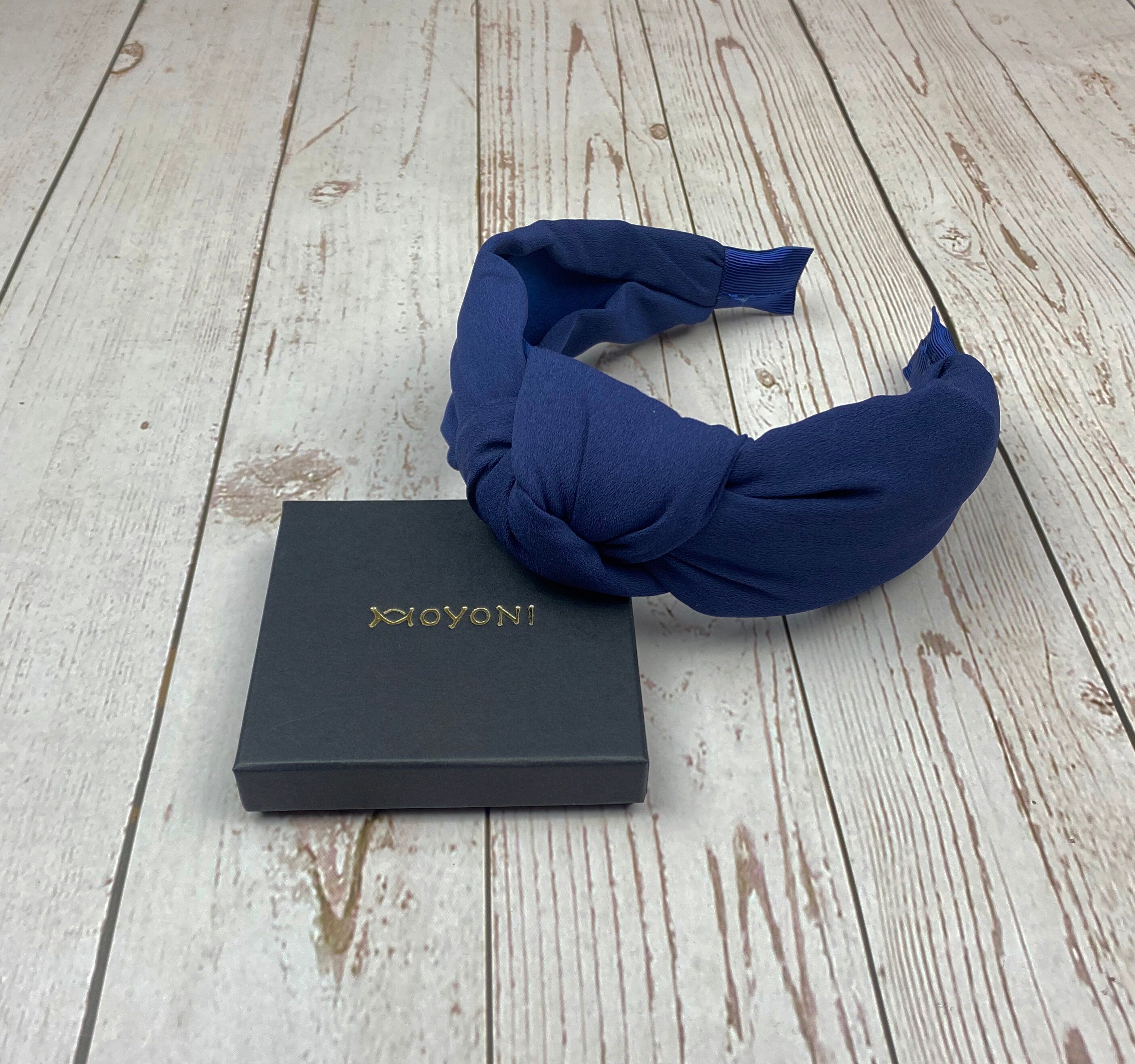 Add a touch of sophistication to your look with this classic twist headband, a must-have accessory for women.