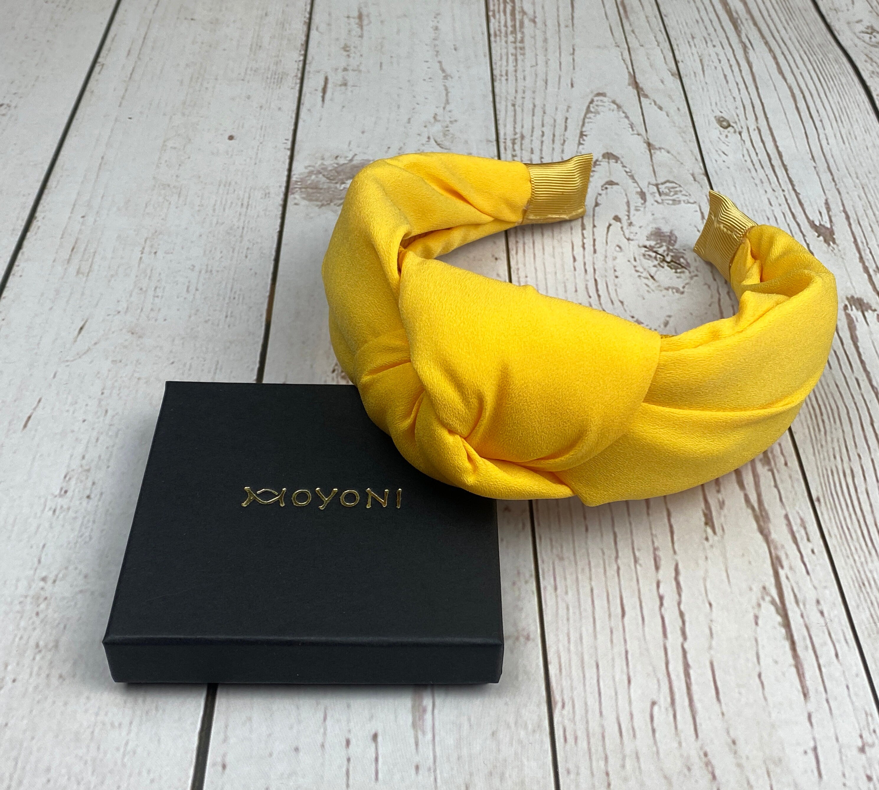 Looking for a hairband that's both stylish and comfortable? Our Light Color Padded Hairband is a perfect choice! Made with soft, cushioned material, it's gentle on your hair while adding a touch of elegance to your look.