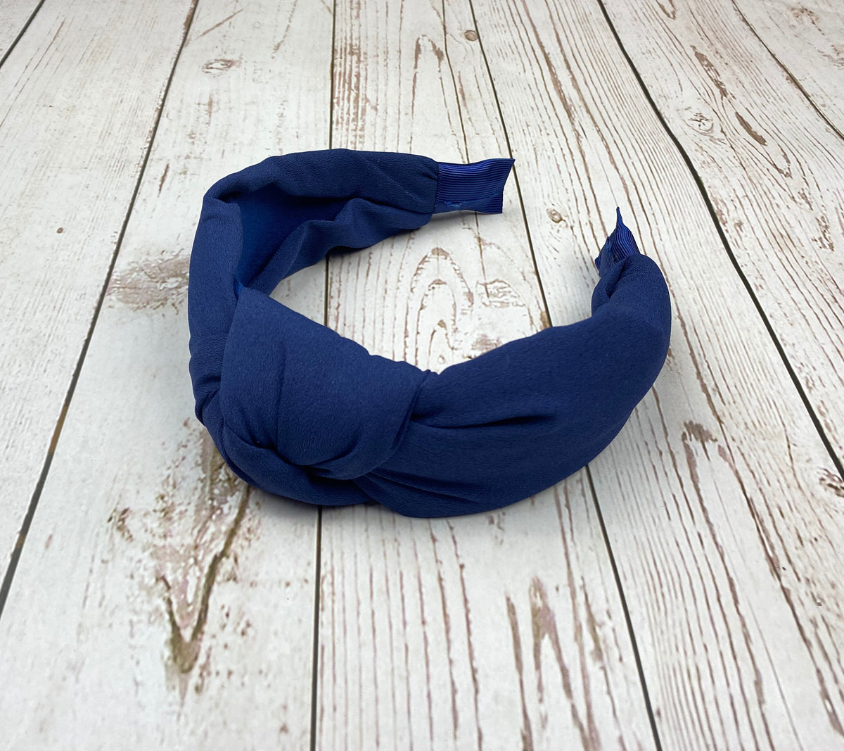 Stay stylish and comfortable with this navy blue padded headband, a versatile accessory for any hair type.