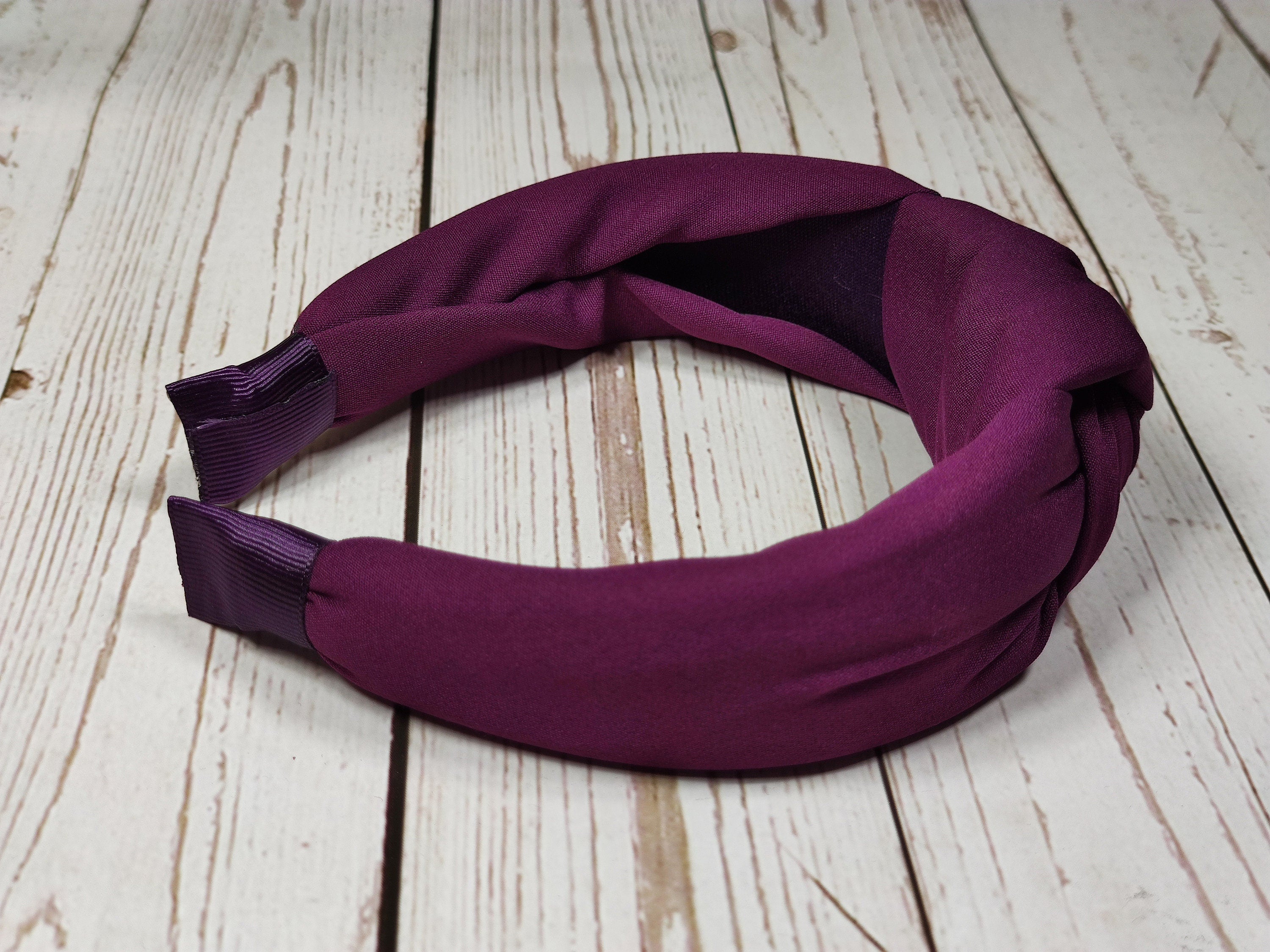 Add style and personality to your look with this stylish wide headband. It is made from high-quality fabric that will keep your hair in place all day long.