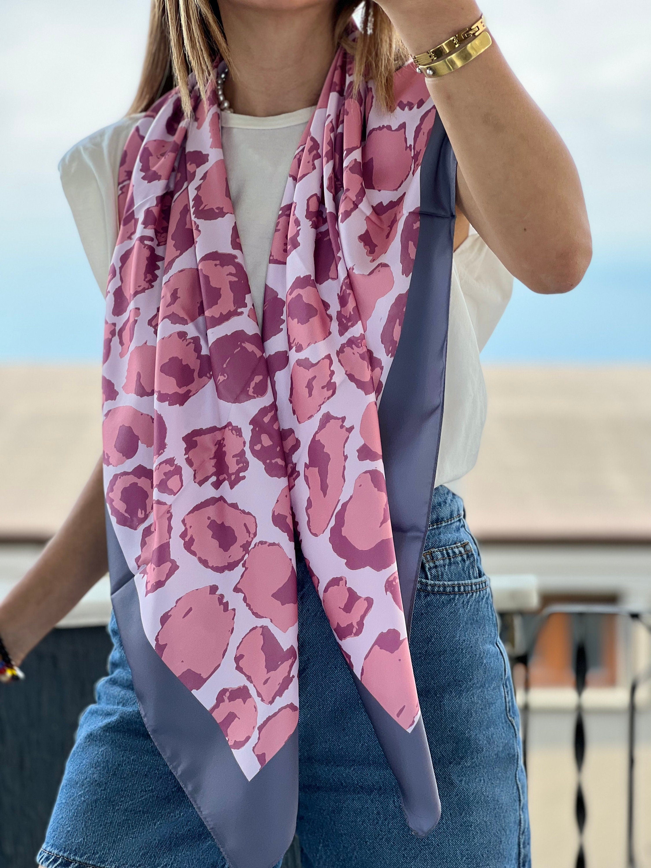 A versatile gift for women, this stunning scarf adds a touch of elegance to any outfit.