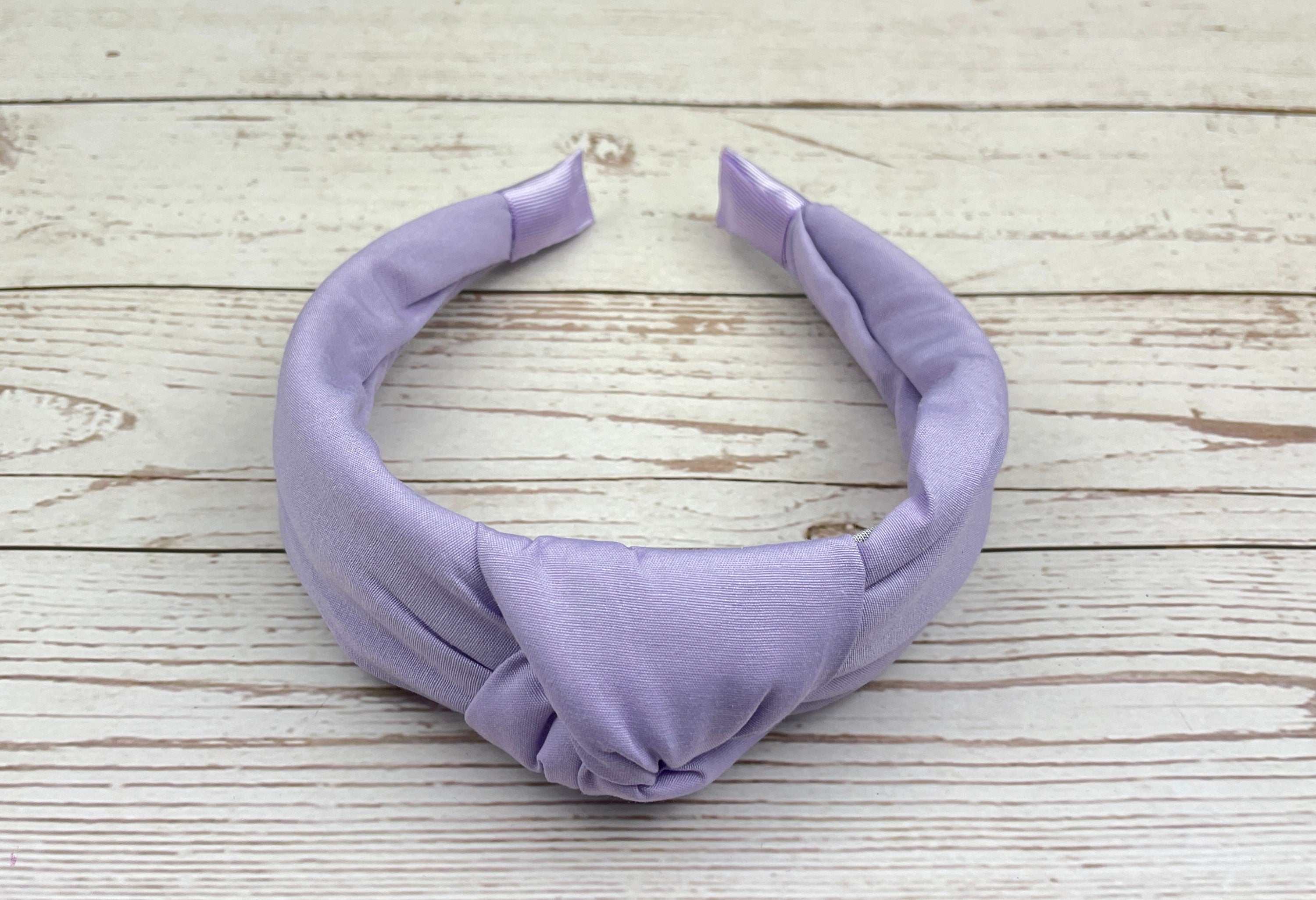 This cotton-padded hairband is both stylish and comfortable. Made with soft materials, it's perfect for all-day wear. The padded design provides extra comfort, making it perfect for those who need a little extra support.