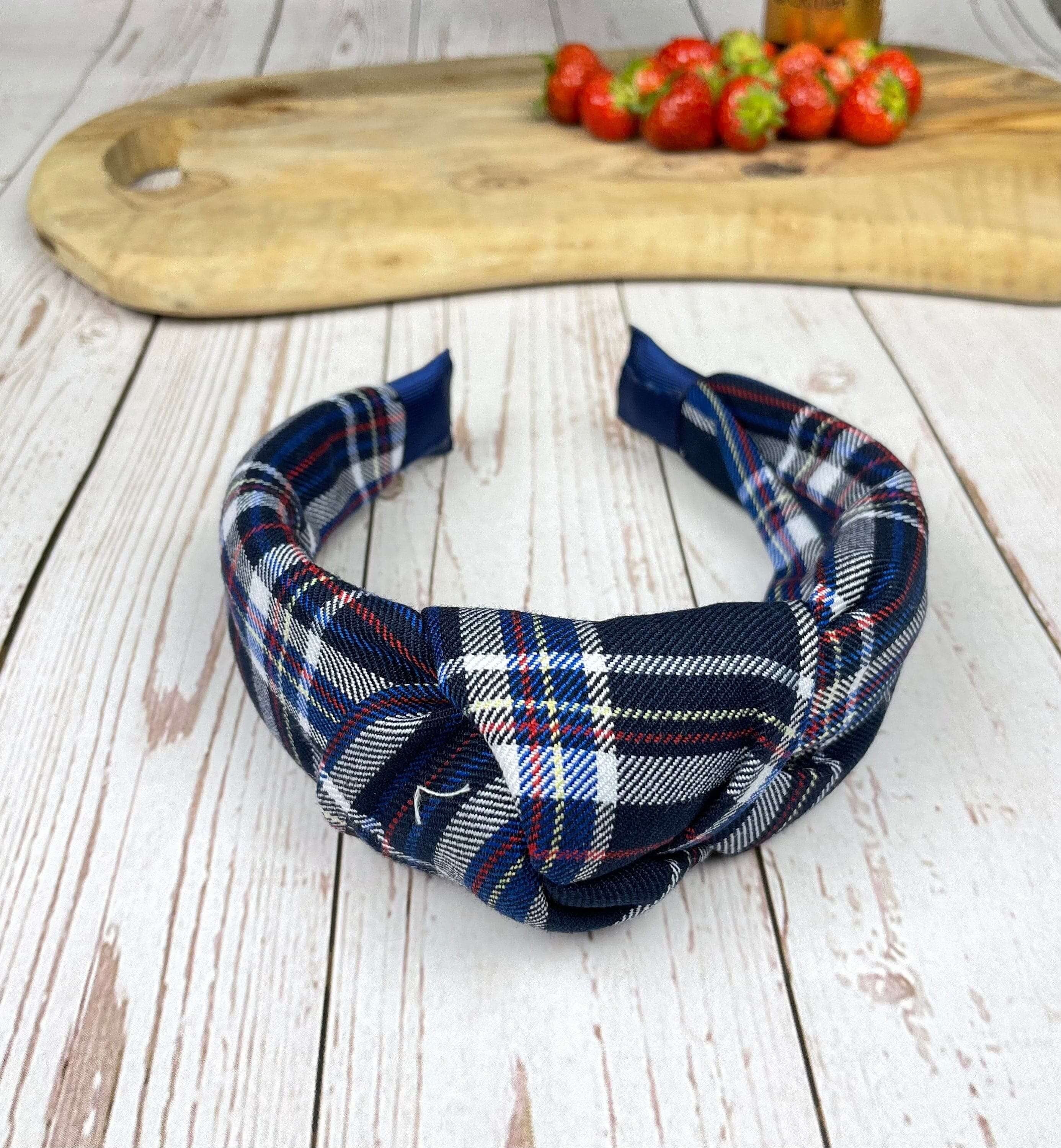 Find the perfect headband for your autumn wardrobe with these stylish and versatile headbands. From small-size headbands for teen girls to fashion wide hairbands, find the perfect one for you.