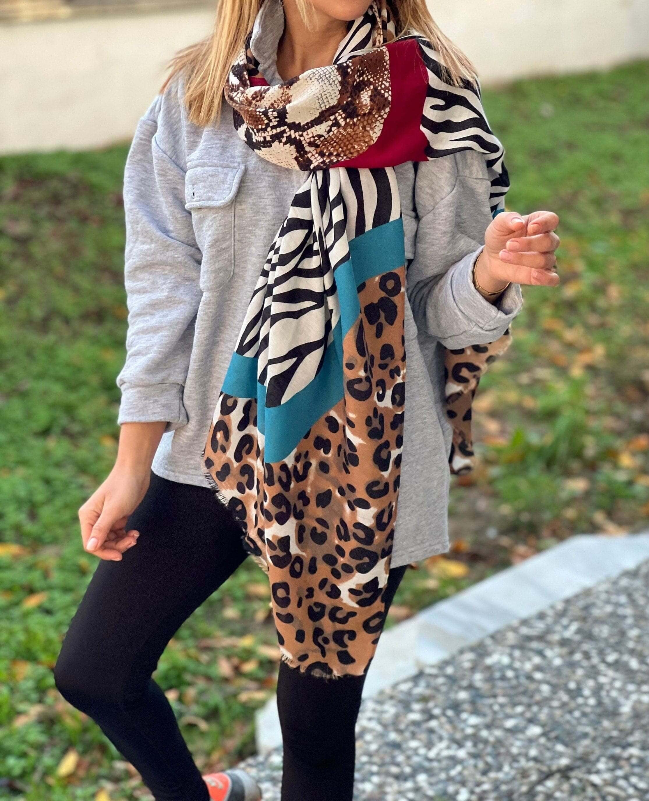 Looking for the perfect gift for the special woman in your life? Look no further than this beautiful cotton scarf! With its soft, lightweight fabric and animal print pattern, it's sure to be a hit.