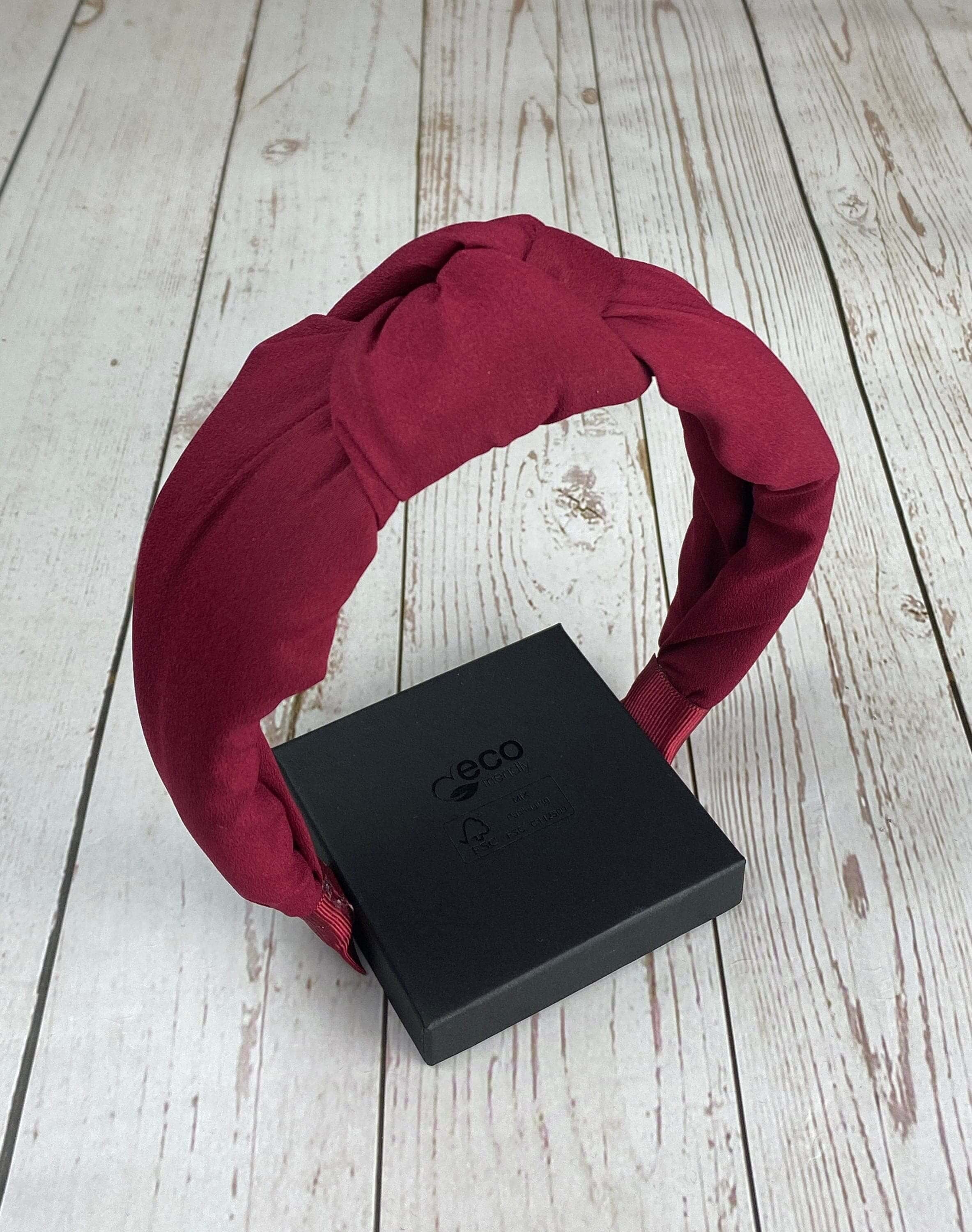 For a more refined look, go for a women's classic headband made of fine fabric. Or go for a wider headband made of soft and stretchy material to fit any hairstyle!