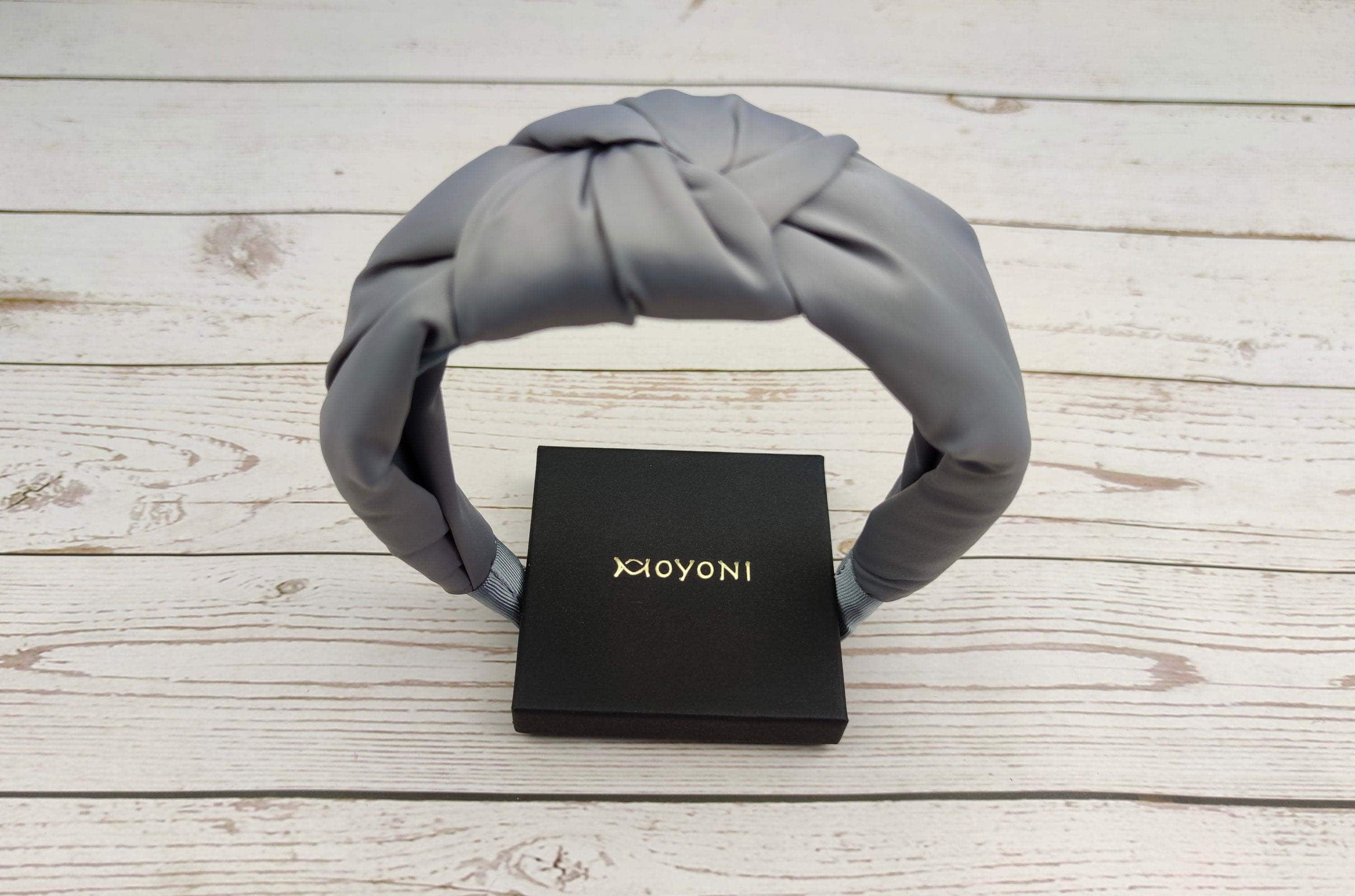 Looking for a stylish and elegant way to add a touch of glamour to your look? Check out our wide selection of light gray knotted headbands!