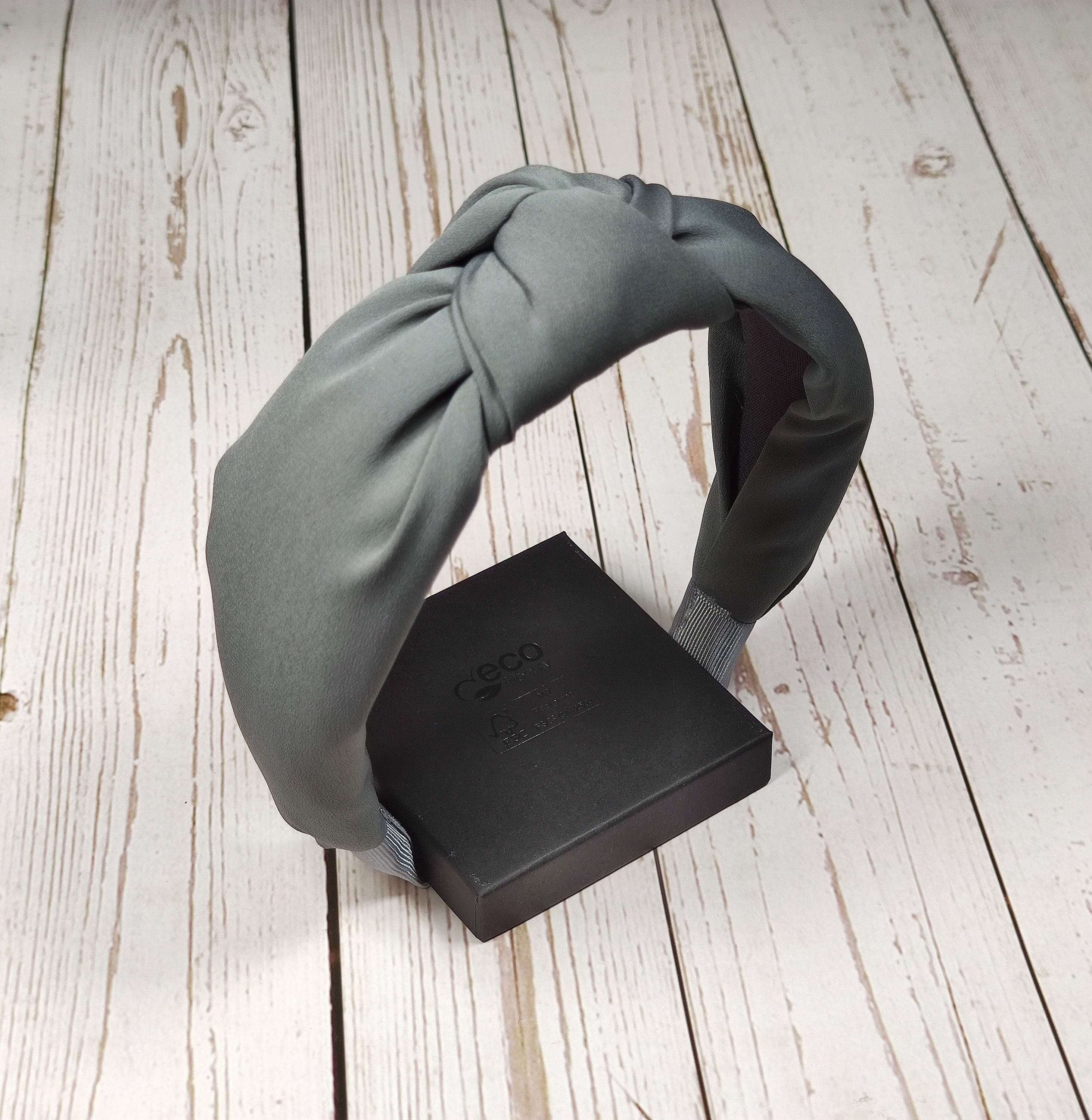 Make a statement with this trendy wide headband made of soft viscose crepe. It'll add a touch of sophistication to any outfit, and it comes in a variety of stylish colors.