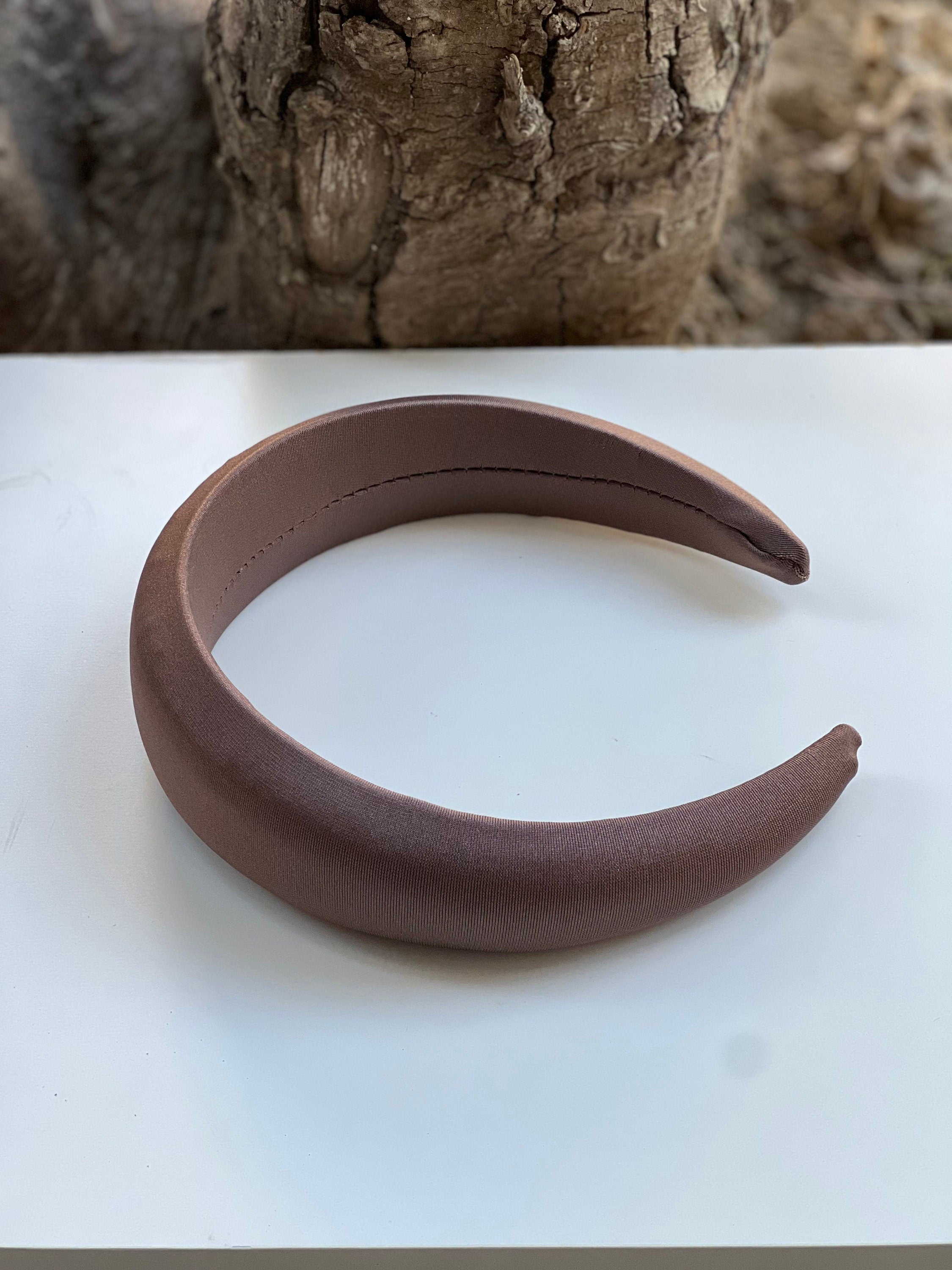 Add a touch of neutral elegance to your hairstyle with our Neutral Color Band.