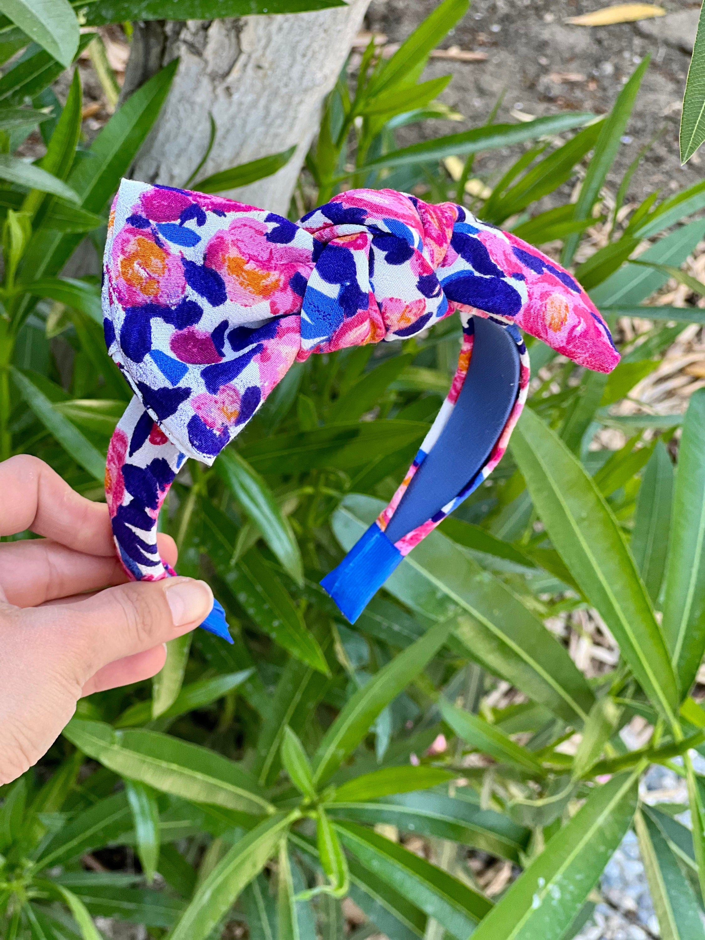 Stay comfortable and on-trend with this non-padded multicolor flower-patterned headband.