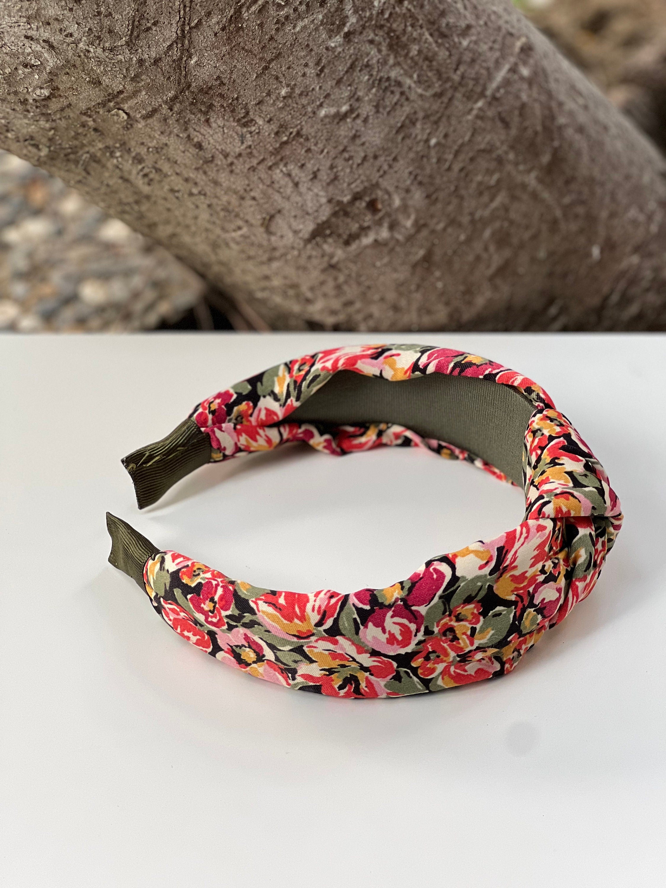 Bold and beautiful floral design: Stand out with this eye-catching headband that features a gorgeous floral pattern.
