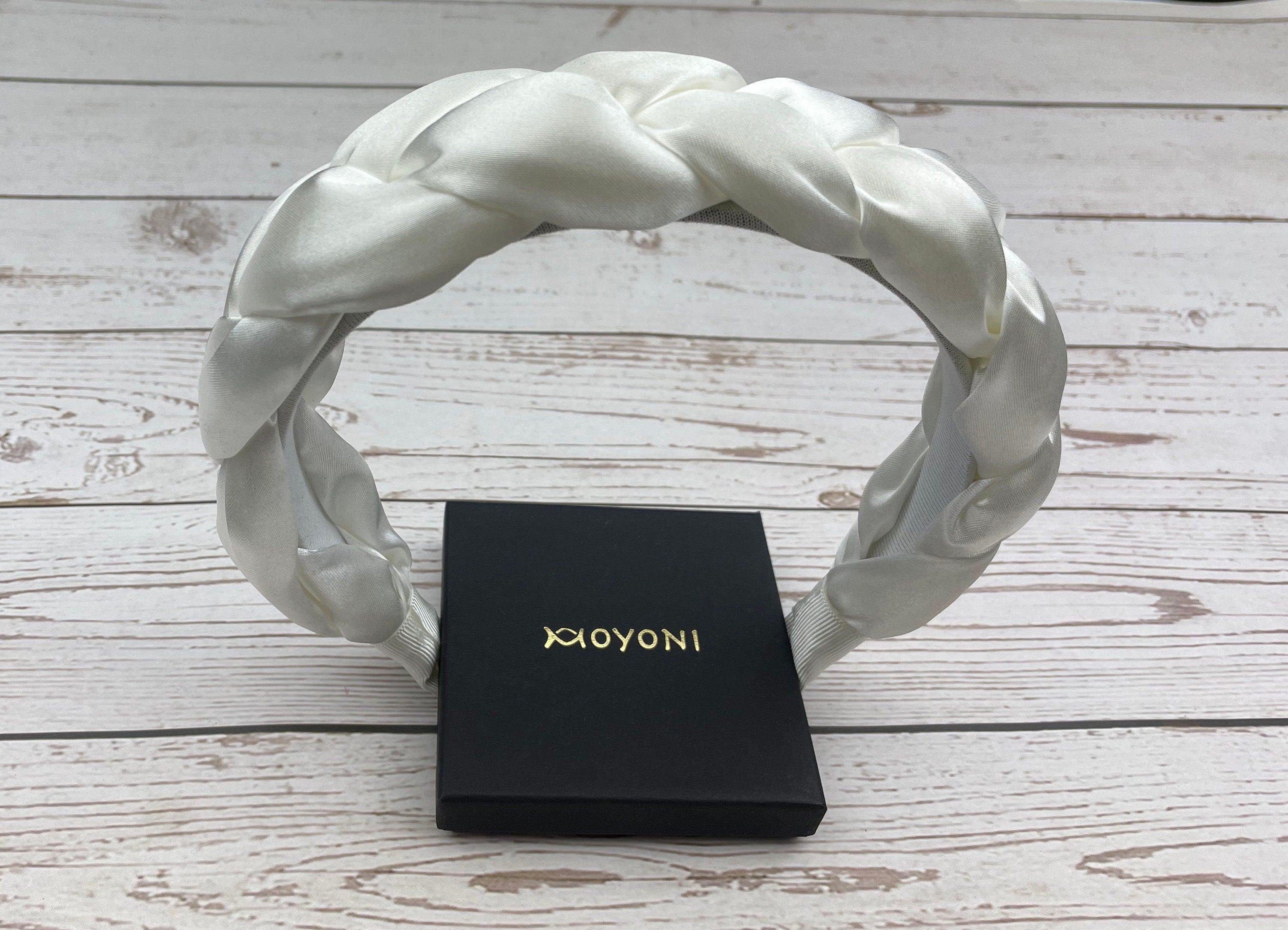Add some sophistication to your celebration outfit with this elegant Snow White Padded Satin Knitted Headband. The plush satin padding provides comfort, making it perfect for all-day wear.