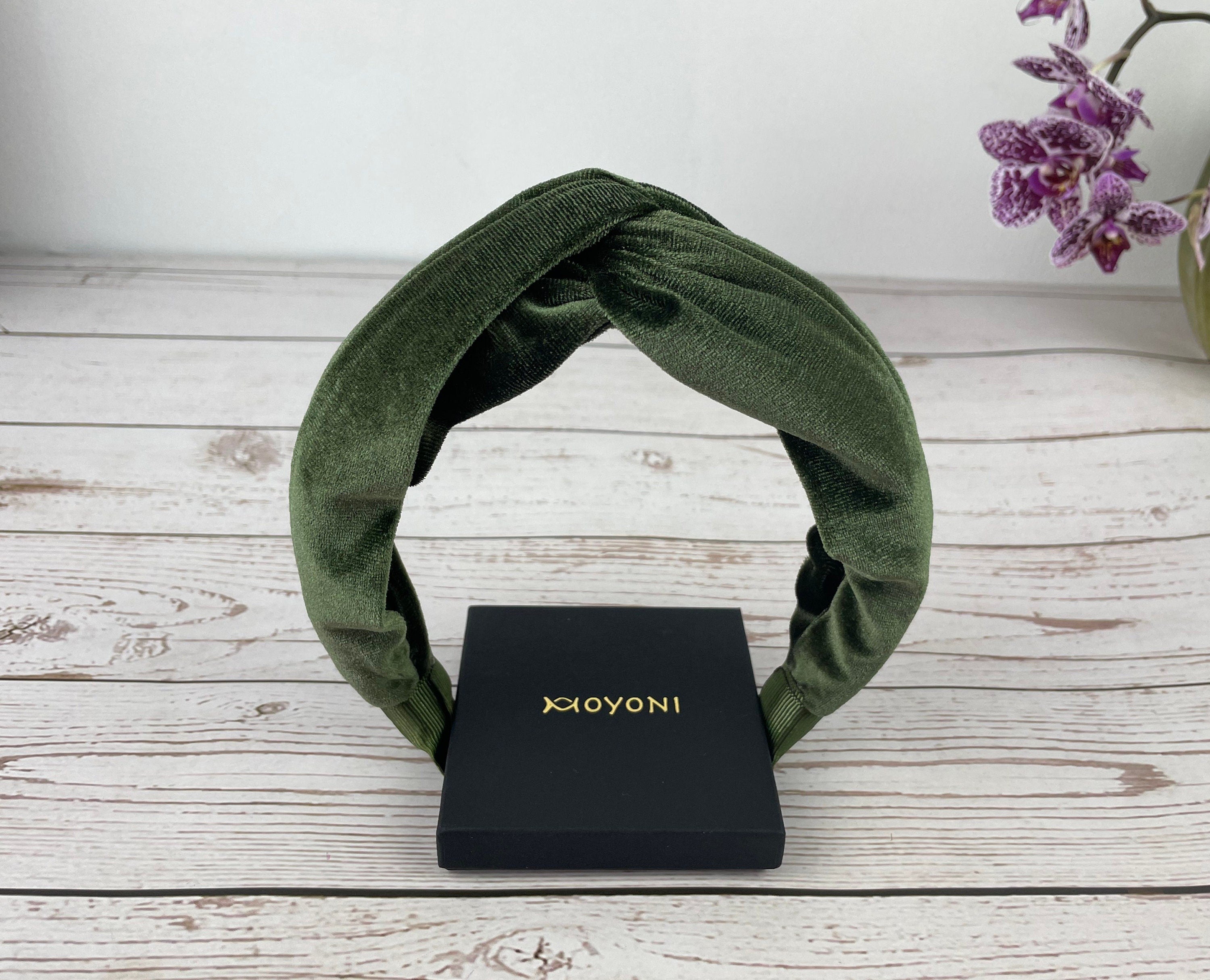 Add a touch of glamour to your look with this army green knotted headband. The velvet texture adds a luxurious feel, while the knotted design adds a playful touch. This is the perfect accessory for any occasion.