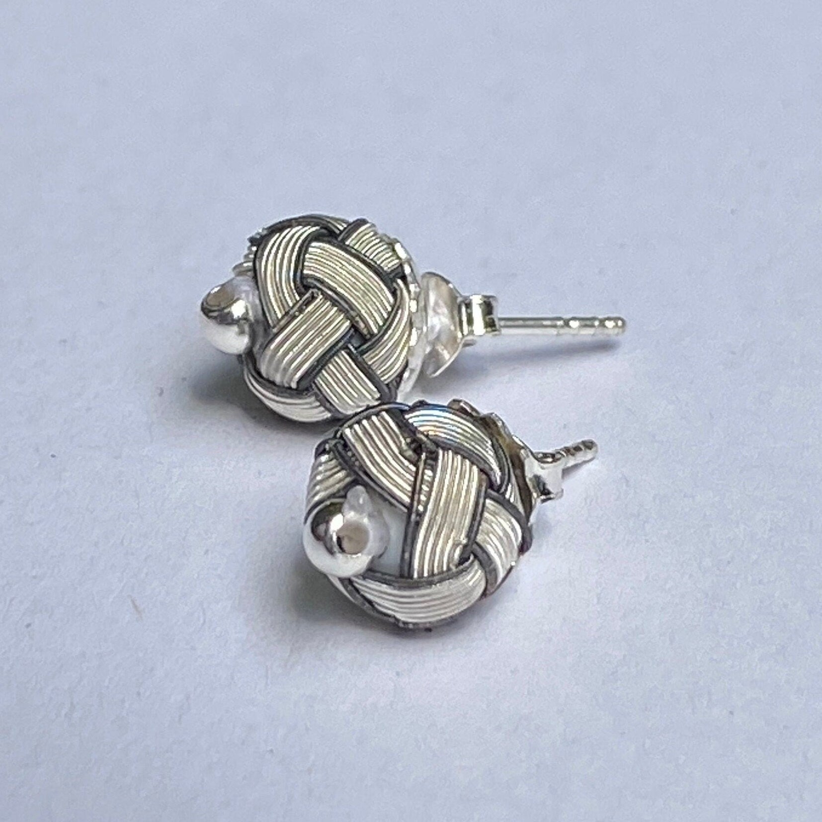 Vintage jewelry at its best! These woven wire drop earrings are a must have for any fashionista fan of handmade jewelry. Made with sterling silver and boho silver, they will add a touch of class to any outfit.