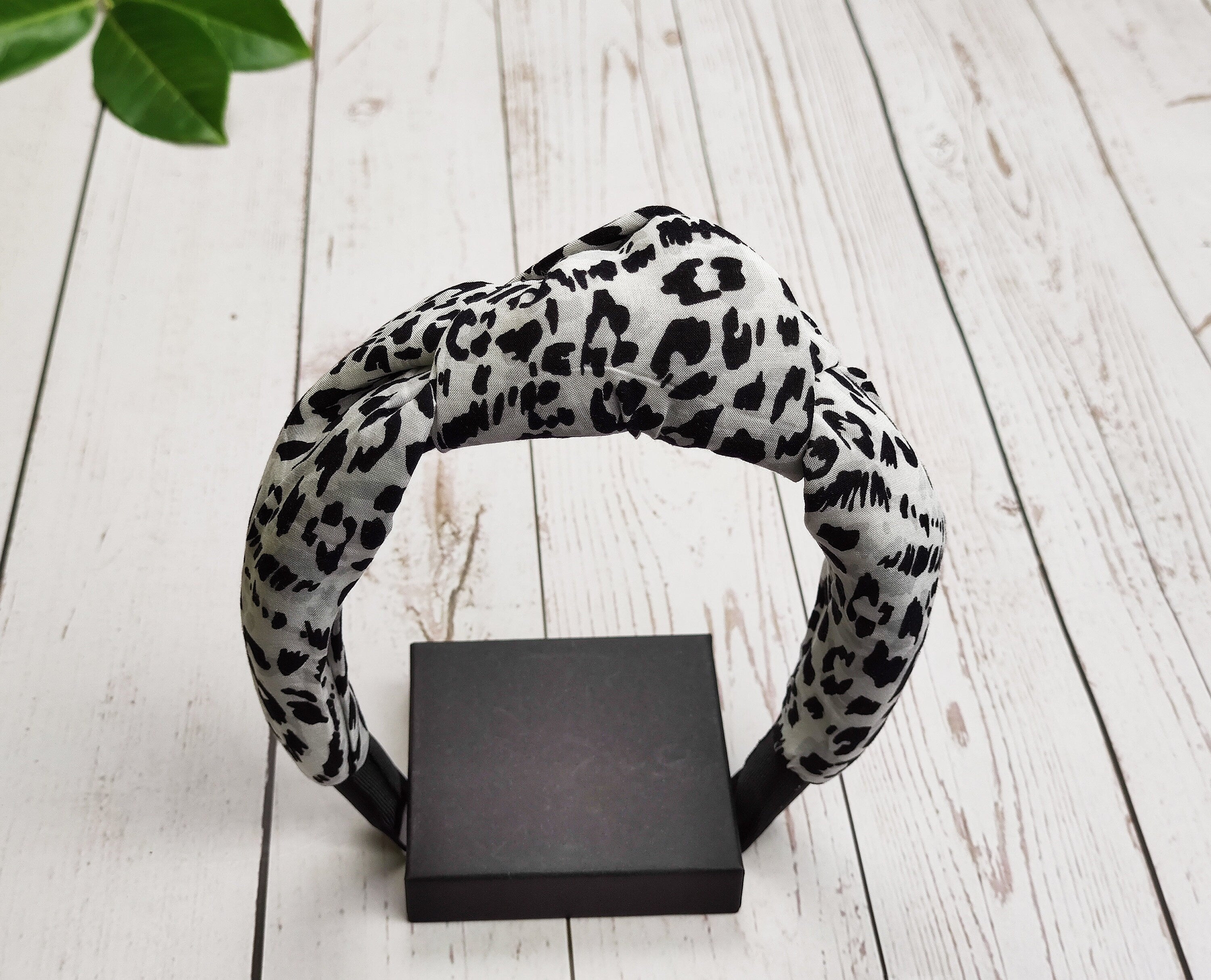 Treat her to a comfortable and chic hair accessory with this leopard print knotted headband, made from high-quality viscose fabric.