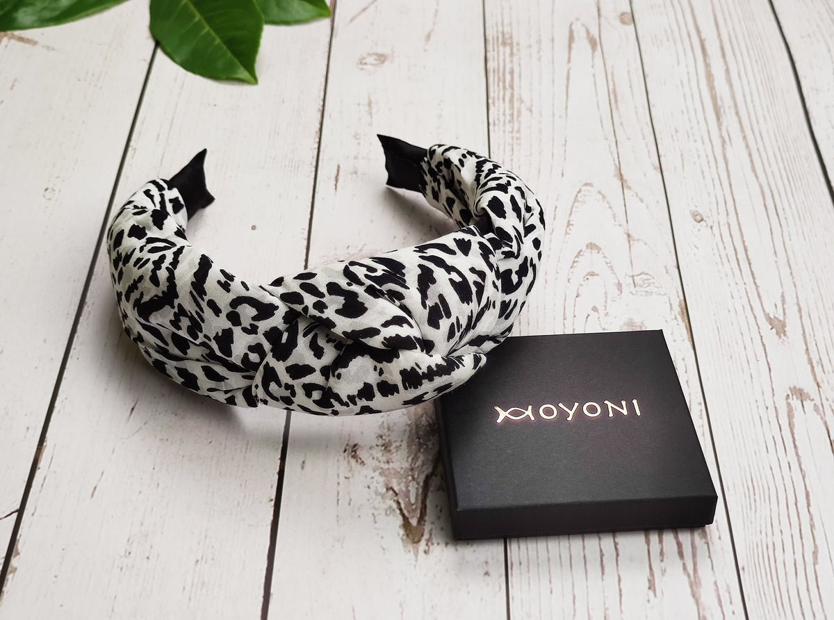 Stay comfortable and stylish all day long with this padded knotted headband, made from soft viscose fabric.