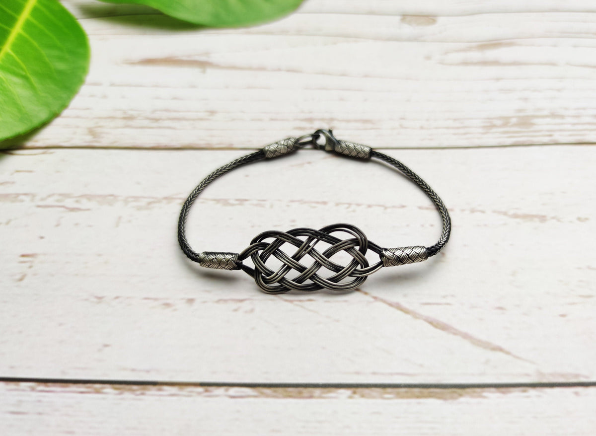 Add some hippie boho glamour to your brunette friend's wardrobe this autumn with a silver designer woman bracelet. It is made of quality wire and features a stylish design.