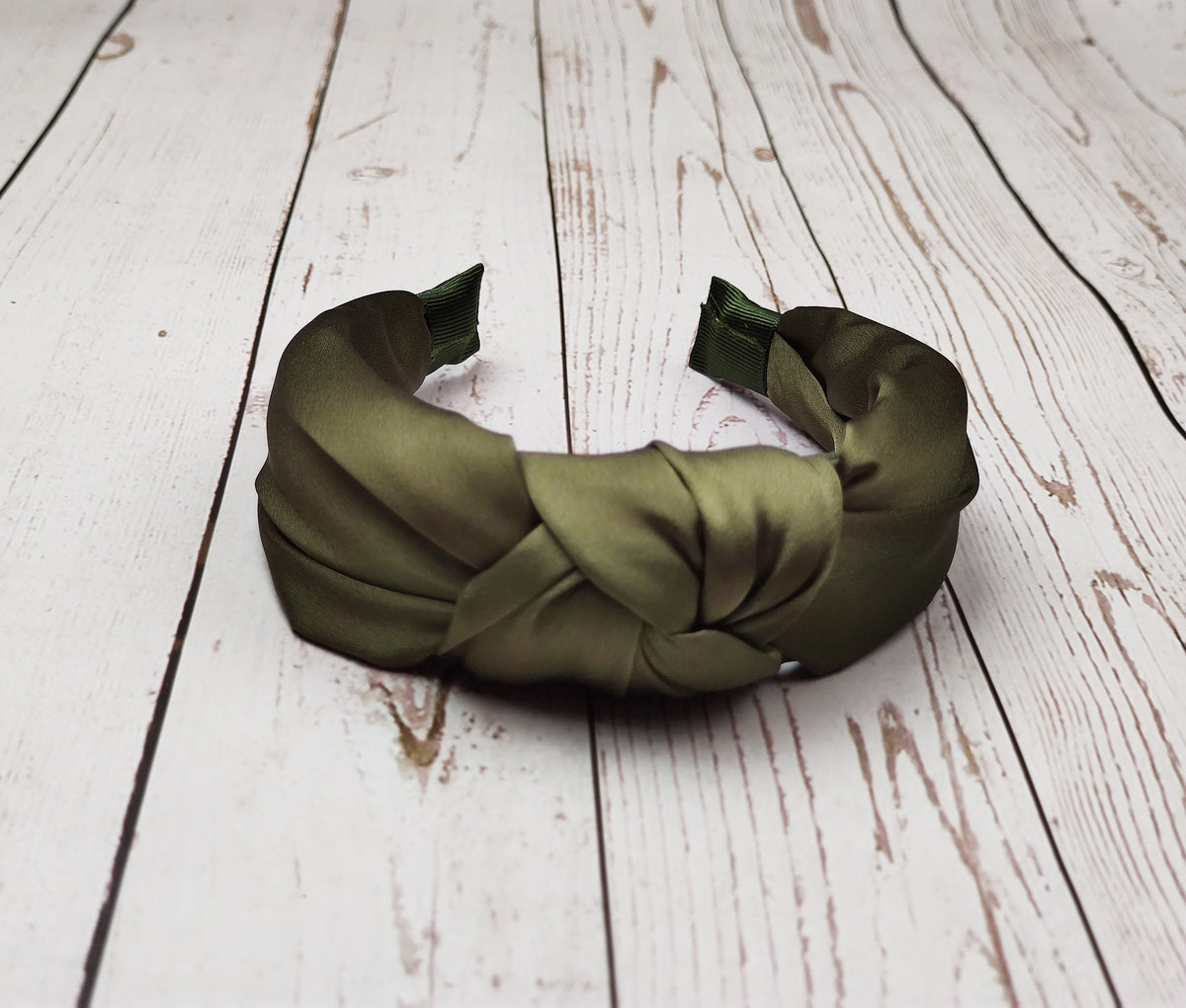 Looking for a stylish way to keep your hair in place? Try this Women's Twist Headband! With its trendy khaki green color and comfortable fit, this headband is the perfect way to elevate your look.