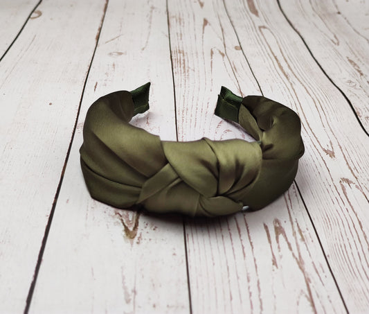 Looking for a stylish way to keep your hair in place? Try this Women's Twist Headband! With its trendy khaki green color and comfortable fit, this headband is the perfect way to elevate your look.