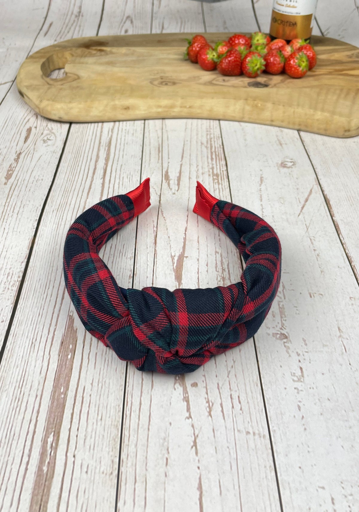 Looking for a fashionable and unique headband? Check out Crepes' selection of dark headbands for women! They come in different colors and styles to suit any outfit!