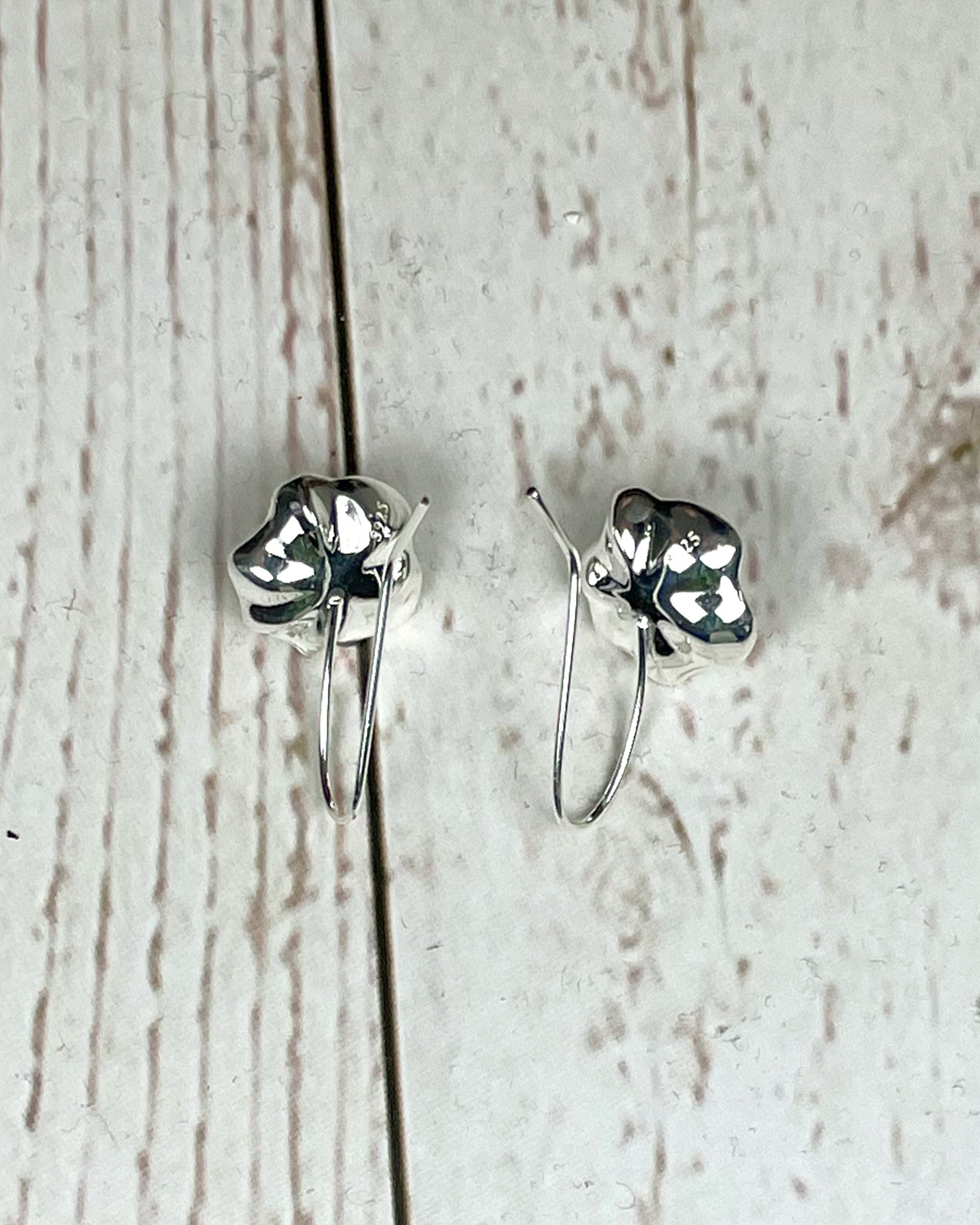 Make a statement with our beautiful Flower Pearl Earrings, Minimalist Floral Earrings, and Dangle Drop Silver Earrings. If you&#39;re looking for everyday earrings or something special to wear on special occasions, we have the right pair for you!