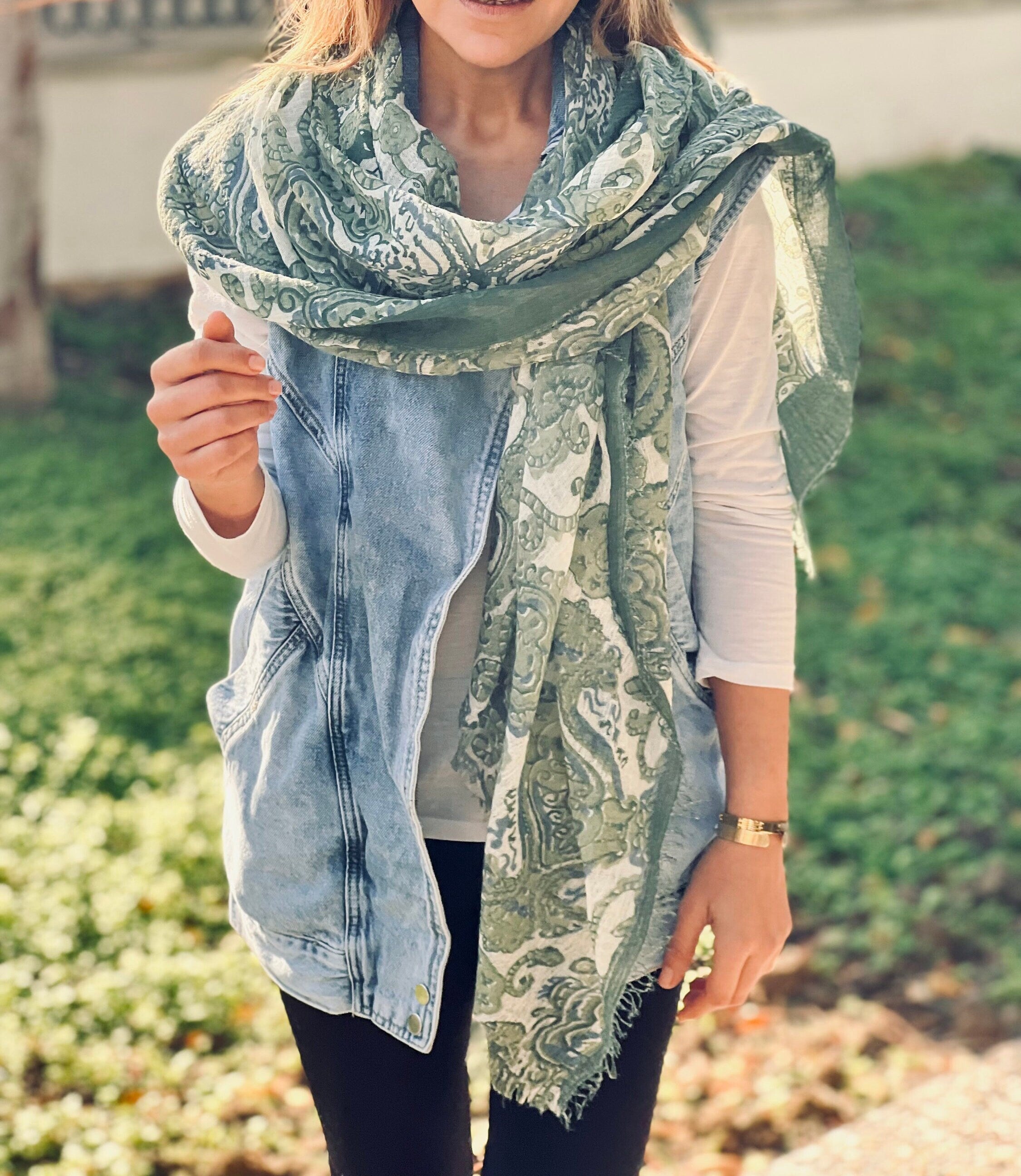 Stay warm and comfortable all spring and summer long with this stylish green cotton Ethnic scarf. It is perfect for any weather condition.