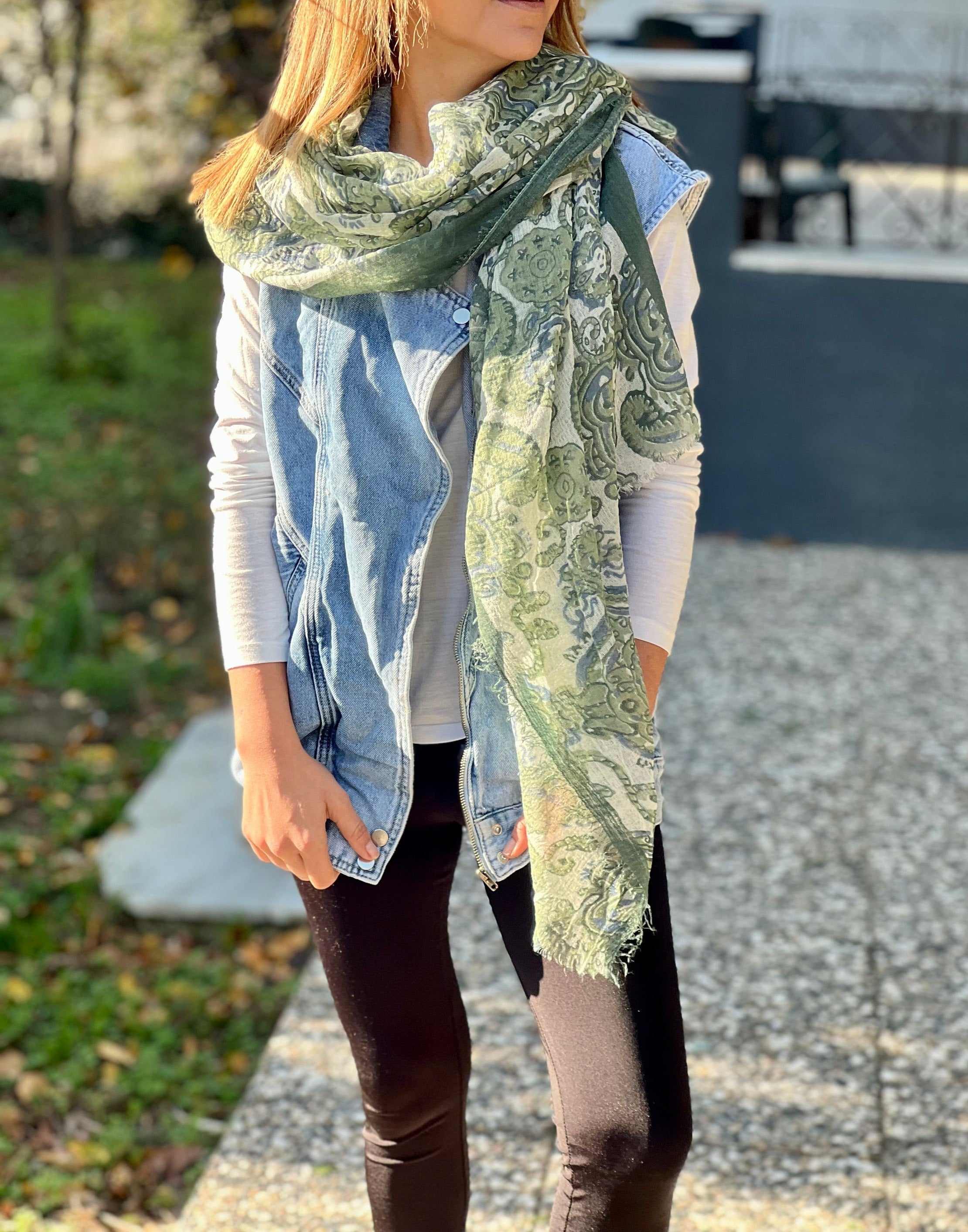 Keep cool and stylish all fall and winter long with this beautiful green rectangle long scarf. Made of soft cotton, it is perfect for adding a pop of color to any outfit.