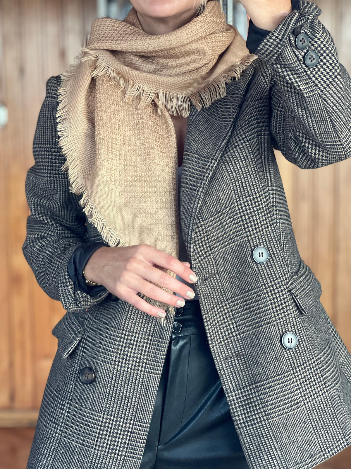 Add a pop of color to your style this season with this stylish yellow cotton scarf. It is sure to add a touch of zing to any outfit, making it the perfect birthday gift.