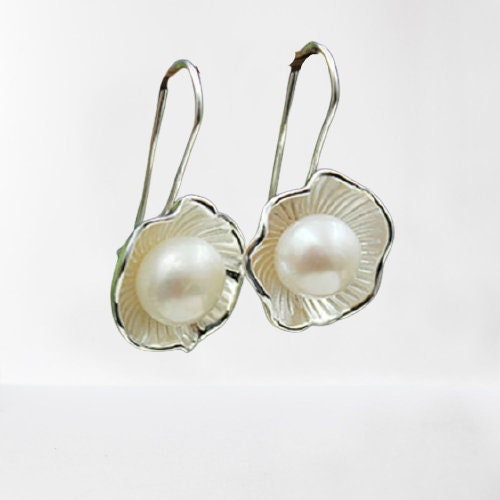 Shop for stylish and beautiful wire earrings, floral earrings, dangle drop earrings, and minimalist floral earrings at Silver Wire Earrings. Our selection of silver wire earrings is perfect for ladies who loveStatement Jewelry.