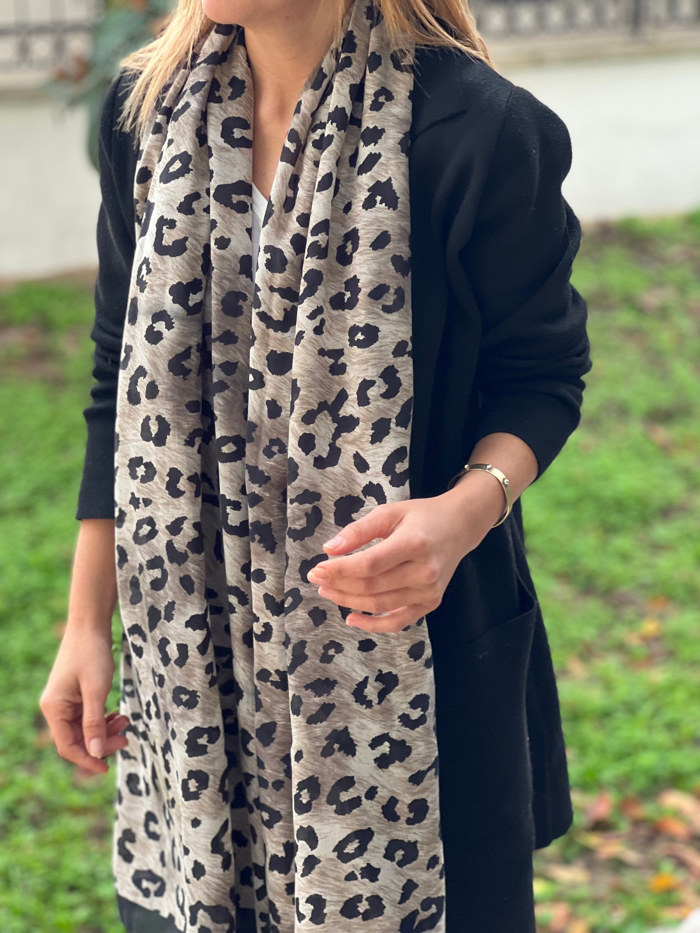 Are you looking for a unique and stylish scarf to add a dash of glamour to your wardrobe? Try out our range of Leopard Printed Shawls, Animal Print Scarves, Black Beige Leopard Scarves for Women, Leopard Pattern Soft Scarfs, and Design Scarfs!