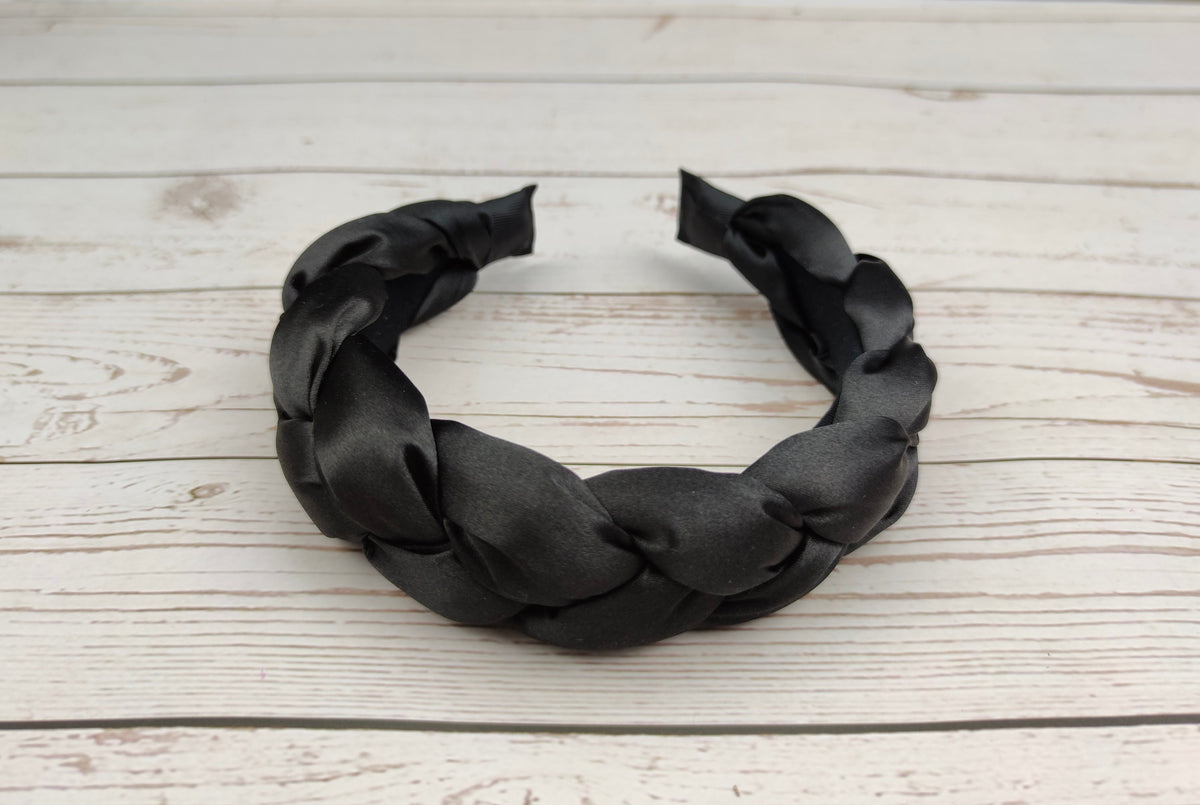 Stay on-trend with this stylish black headband, featuring a knotted turban design that's perfect for any fashion-forward woman.
