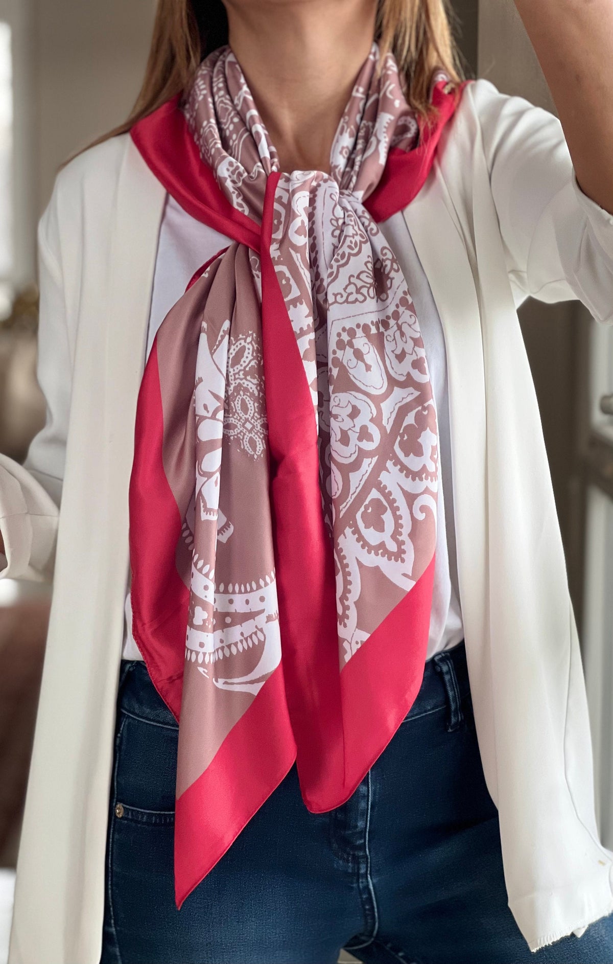 Looking for a scarf that's both elegant and practical? Our silk and satin blend scarf is the perfect combination of style and functionality, making it a must-have addition to your wardrobe.