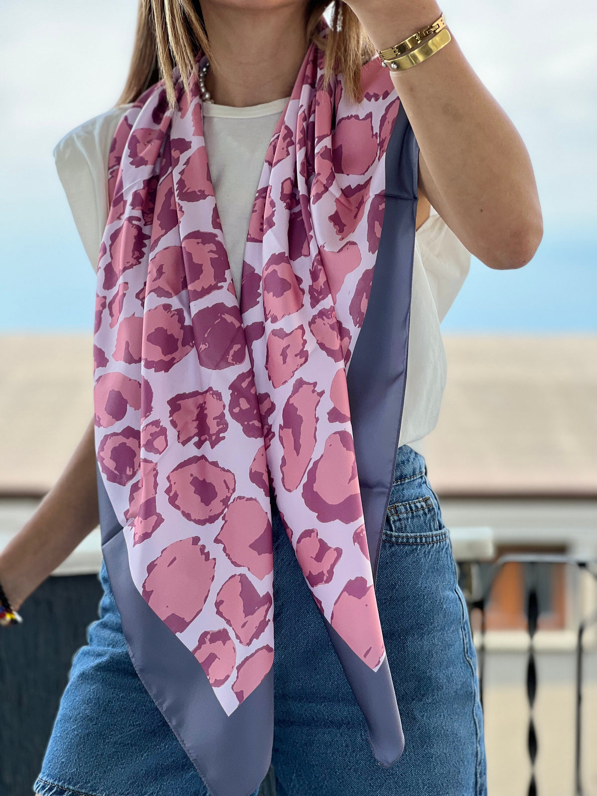 A versatile gift for women, this stunning scarf adds a touch of elegance to any outfit.