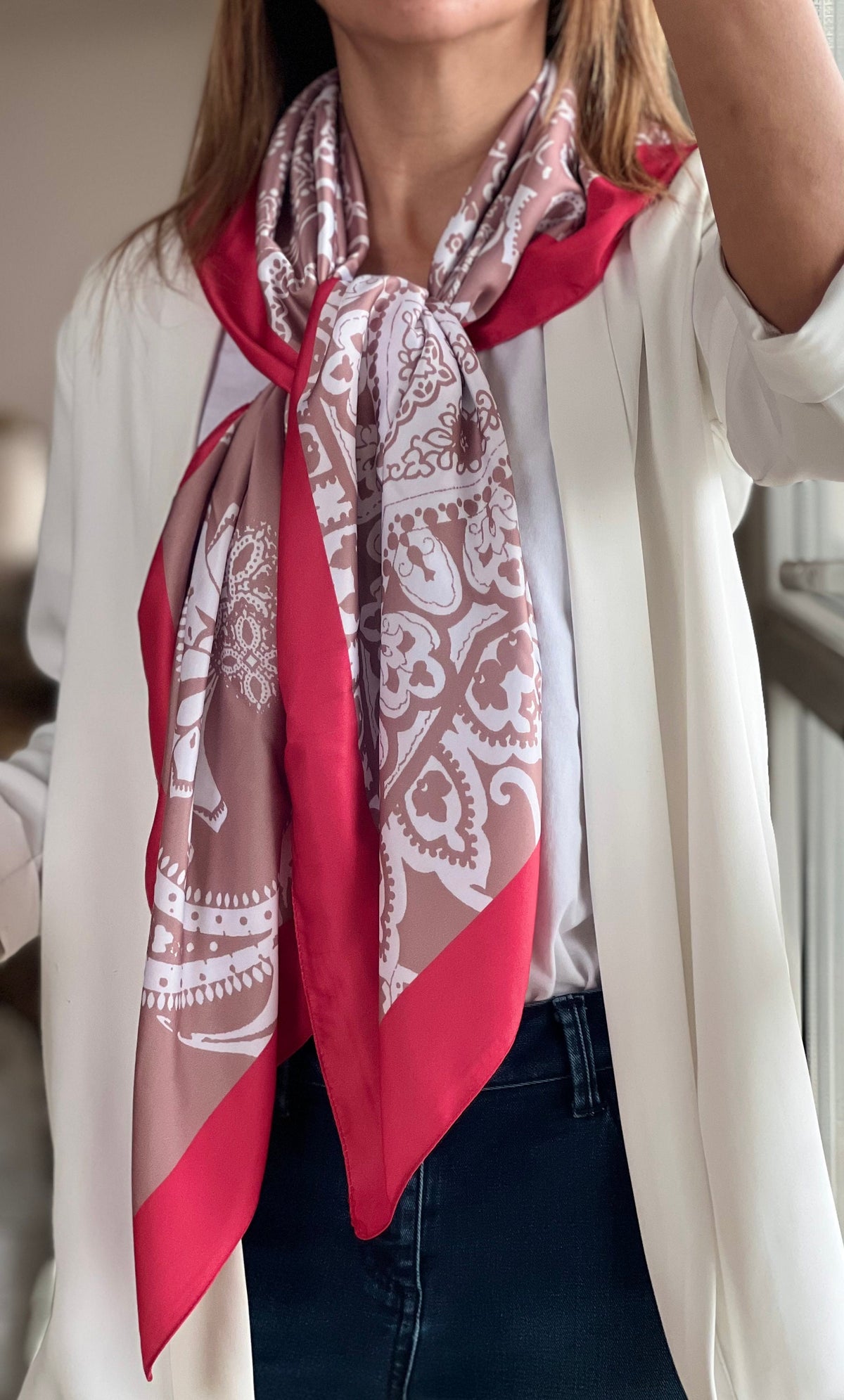 Looking for the perfect gift for the special woman in your life? Look no further than our luxurious neck scarf. Made with the highest quality materials, it's sure to impress.