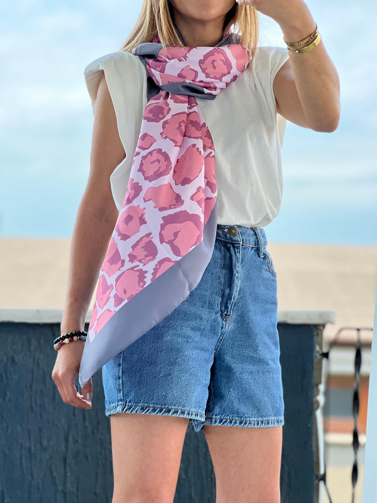 A timeless piece that can be dressed up or down, this scarf is a wardrobe staple.