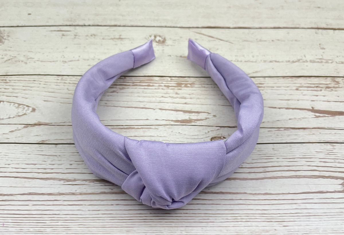 This cotton-padded hairband is both stylish and comfortable. Made with soft materials, it's perfect for all-day wear. The padded design provides extra comfort, making it perfect for those who need a little extra support.