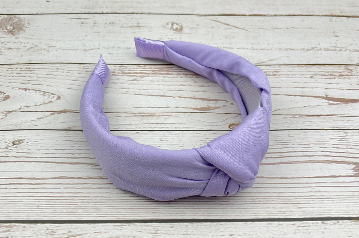 This light-colored elegant hairband is perfect for adding a touch of sophistication to any outfit.