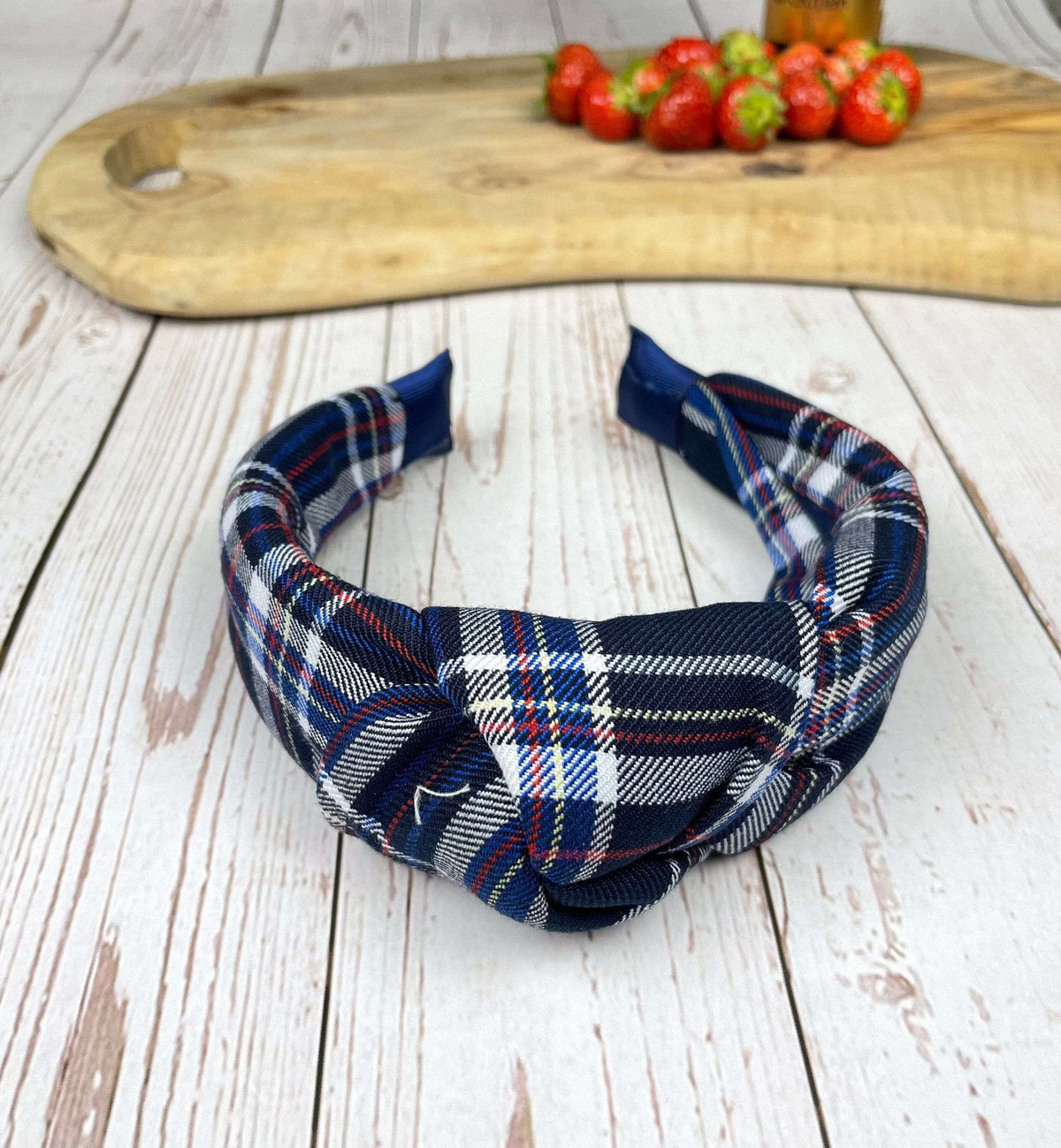Find the perfect headband for your autumn wardrobe with these stylish and versatile headbands. From small-size headbands for teen girls to fashion wide hairbands, find the perfect one for you.