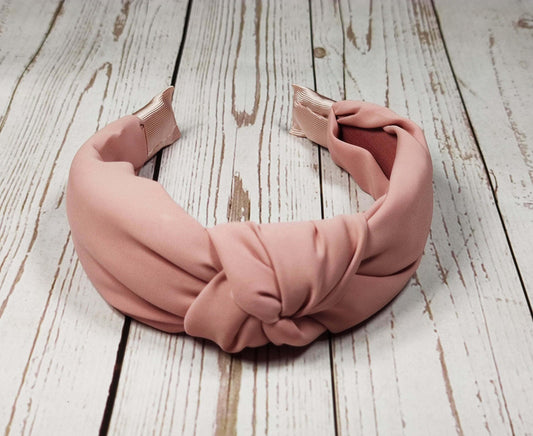 Get your fashionable headband today in cute and colorful styles! From pinkish Alice band to wide headband, hair accessories in salmon pink color are ideal for a variety of occasions.