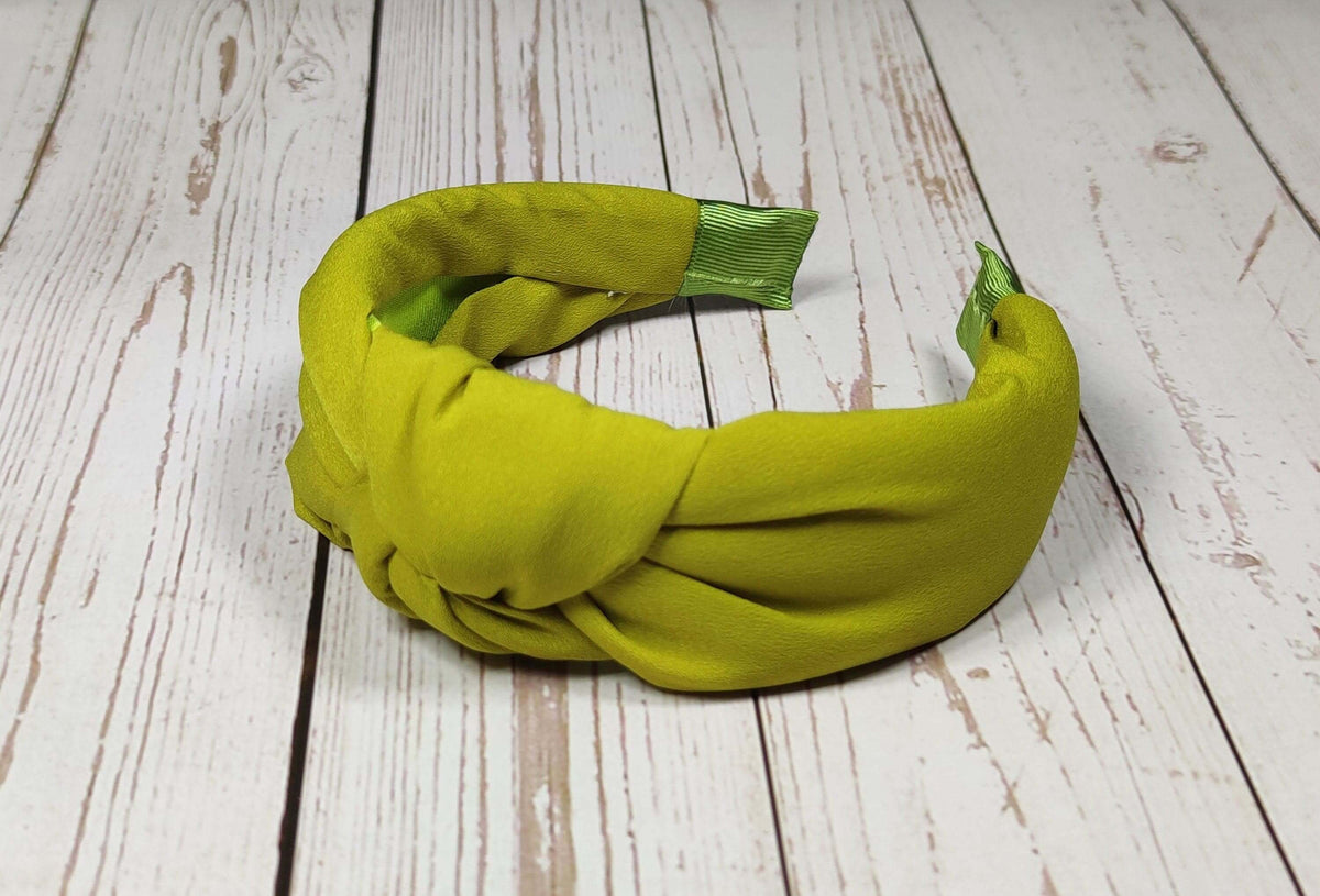 If you're in the market for a stylish and versatile hair accessory, try this Alice band! It can be worn as a headband or around your neck - there's sure to be a way to wear it that'll suit your style.