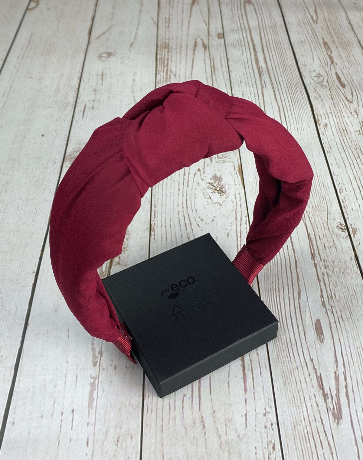 For a more refined look, go for a women's classic headband made of fine fabric. Or go for a wider headband made of soft and stretchy material to fit any hairstyle!
