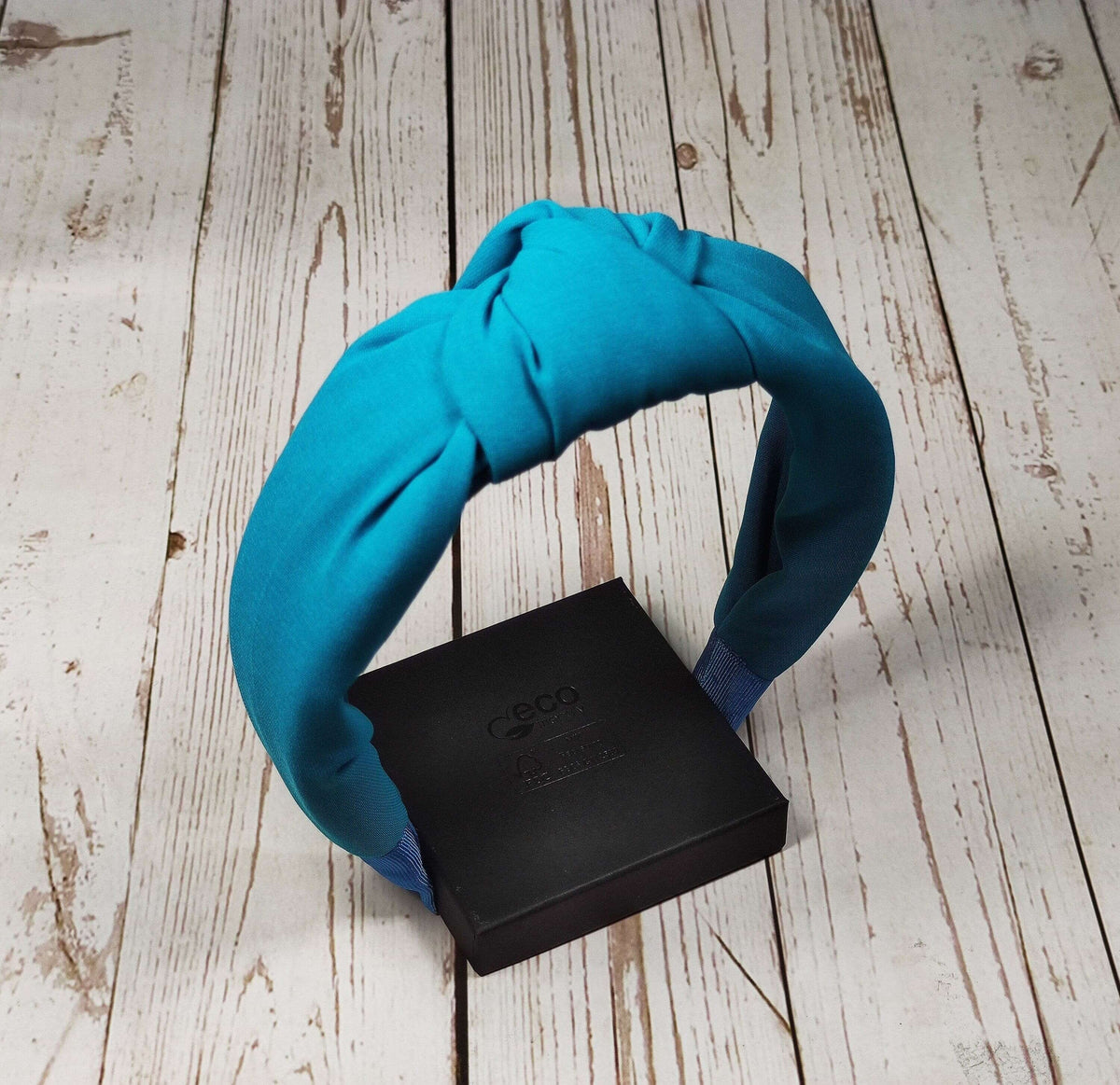 Looking for the perfect summer accessory? Check out our range of knotted headbands! They come in a variety of colors and styles, perfect for adding a touch of glamour to your look.