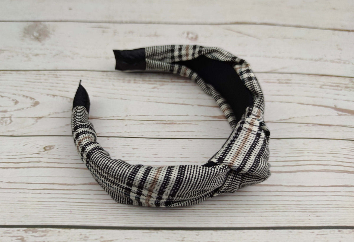 Striped Knotted Headband for Every Occasion: This chic crepe headband in white and black stripes is a must-have accessory for college girls. Its versatility makes it ideal for any outfit.