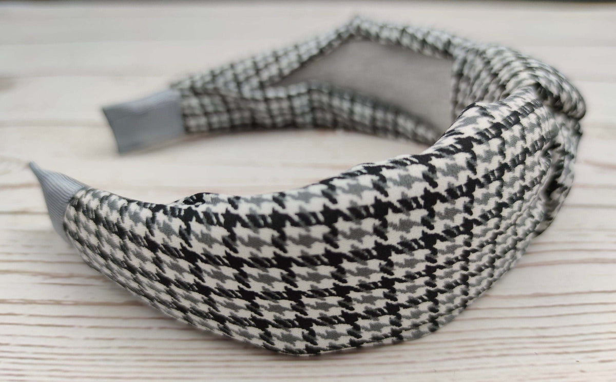 If you are looking for a gift that will be sure to please, try out Crepes range of headbands for women! They come in different styles and colors and are perfect for anyone who loves fashion!