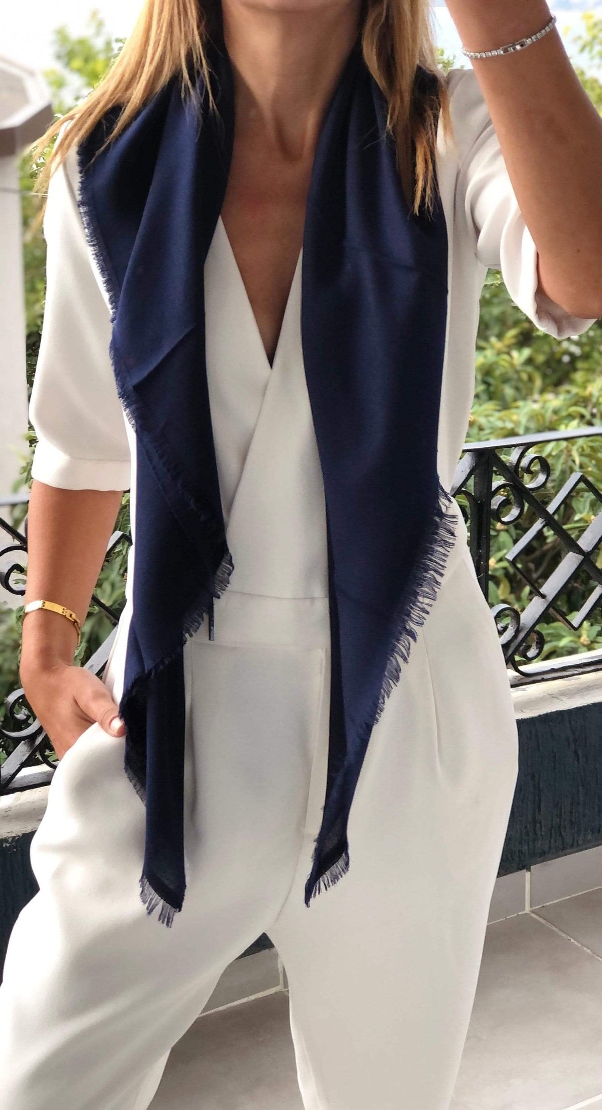 Keep her cozy in cold weather with this square scarf in navy blue and dark blue colors!