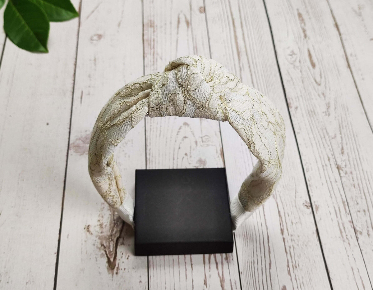 Make a lasting impression as a wedding guest with this beautiful Headband