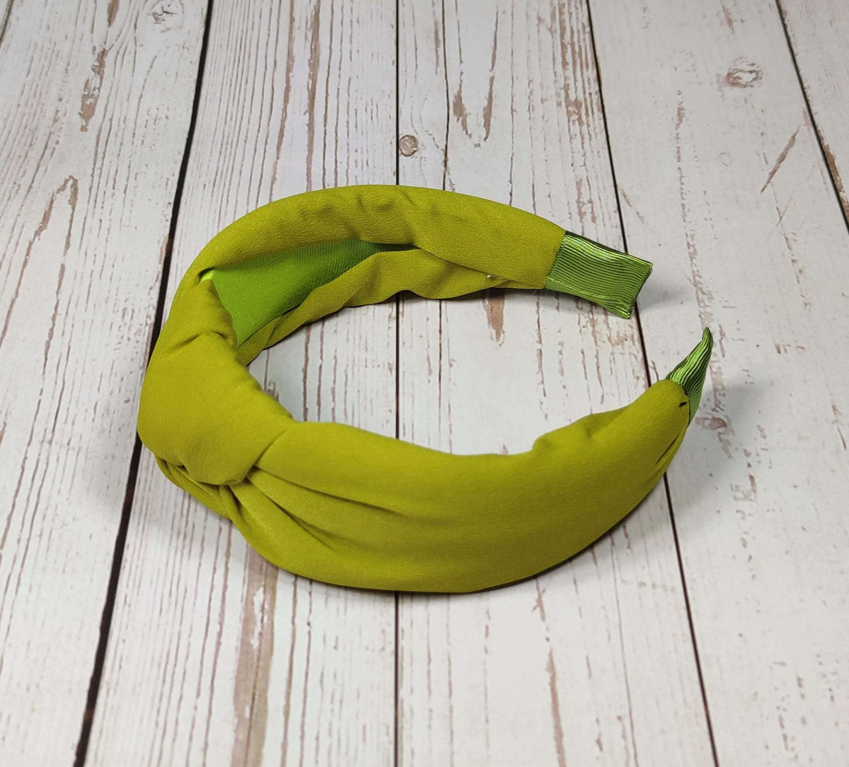 Looking for the perfect summer headband? Look no further than this lime green knotted headband! It's stylish, lightweight, and comfortable - perfect for sunny days spent outdoors.